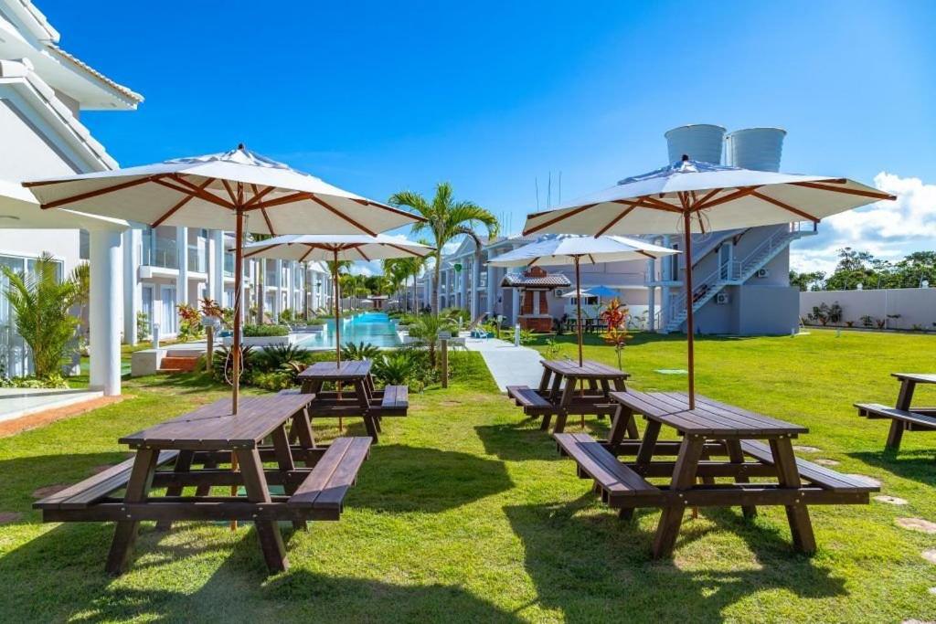 Casa toda climatizada com 2 suítes, gourmet privativo e internet 300MBPS no Residencial Monte das Oliveiras em Arraial D'Ajuda , condomínio com piscinas, s