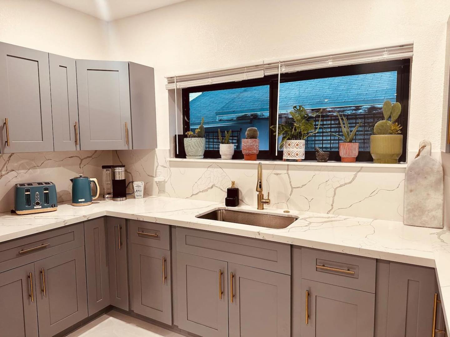 Charming Home Close to Beaches & Downtown