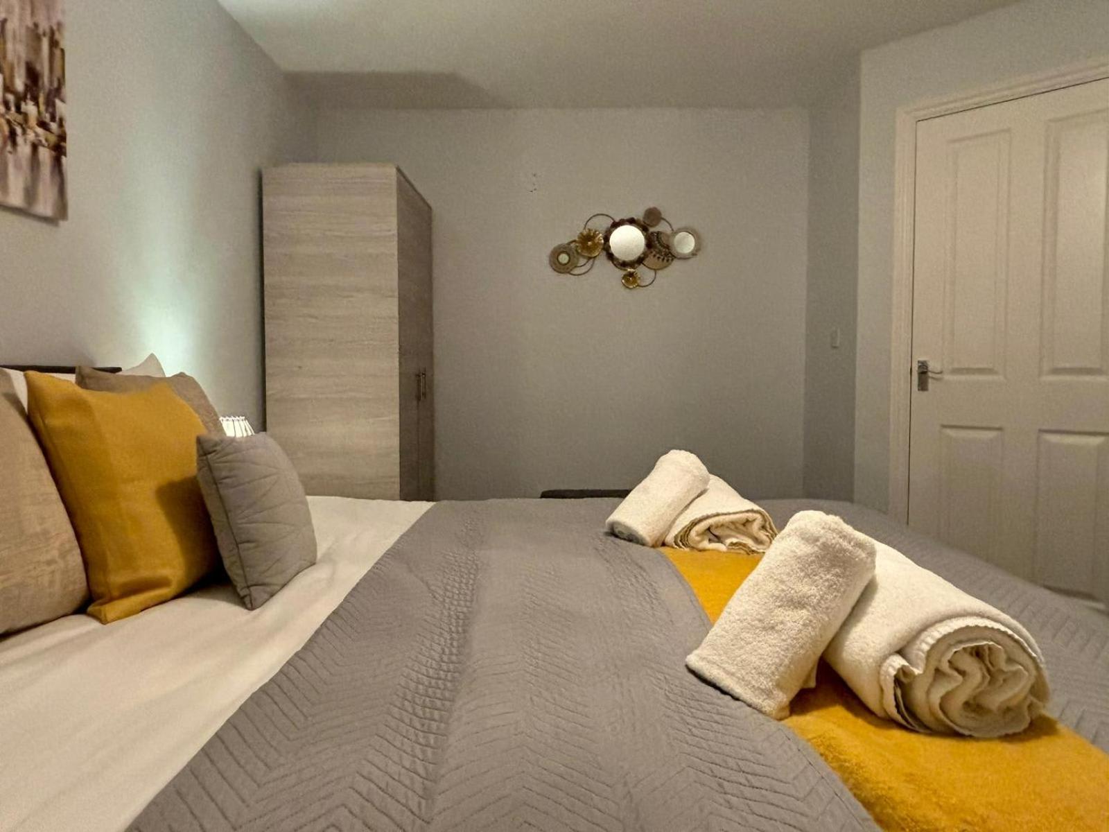 Eskdale Townhouse- Spacious 4BR ,Crawley, Free Wifi, Parking, fully equipped, contractor friendly, temporary relocations welcome, near Gatwick Airport view 4
