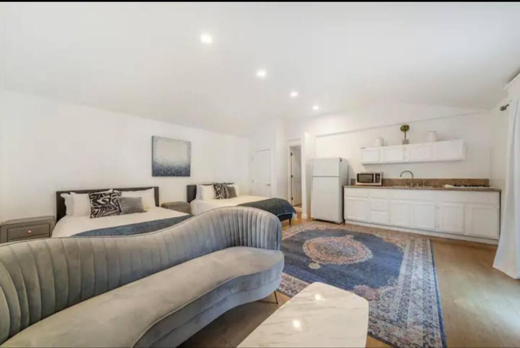 Stunning Beverly Hills Retreat 12-Bed Oasis with Heated Pool, Hot Tub