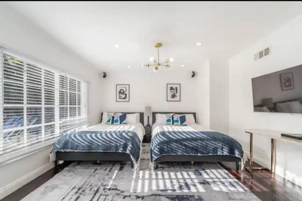 Stunning Beverly Hills Retreat 12-Bed Oasis with Heated Pool, Hot Tub