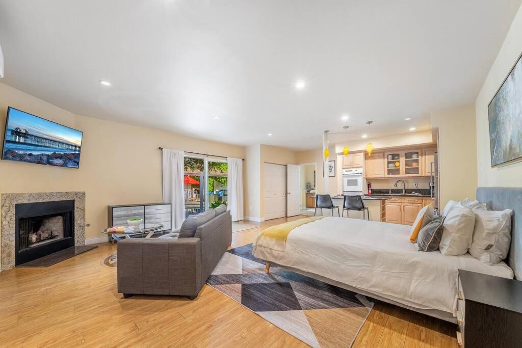 Stunning Beverly Hills Retreat 12-Bed Oasis with Heated Pool, Hot Tub