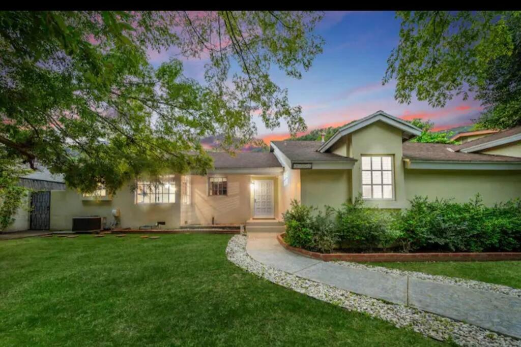 Stunning Beverly Hills Retreat 12-Bed Oasis with Heated Pool, Hot Tub