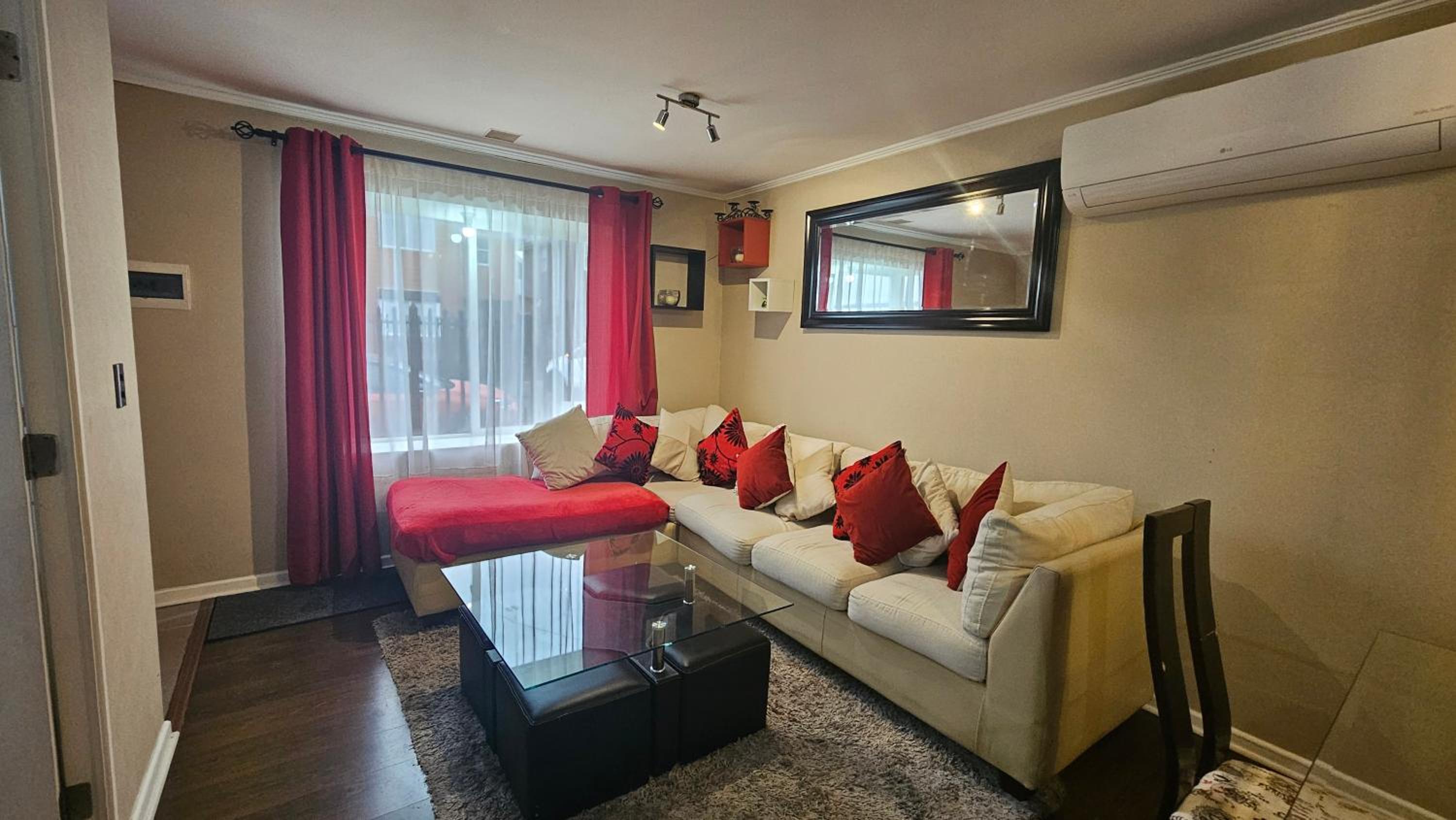 Hotel Oceana Suites en Los Maticos - estacionamiento en sector residencial - Image 1