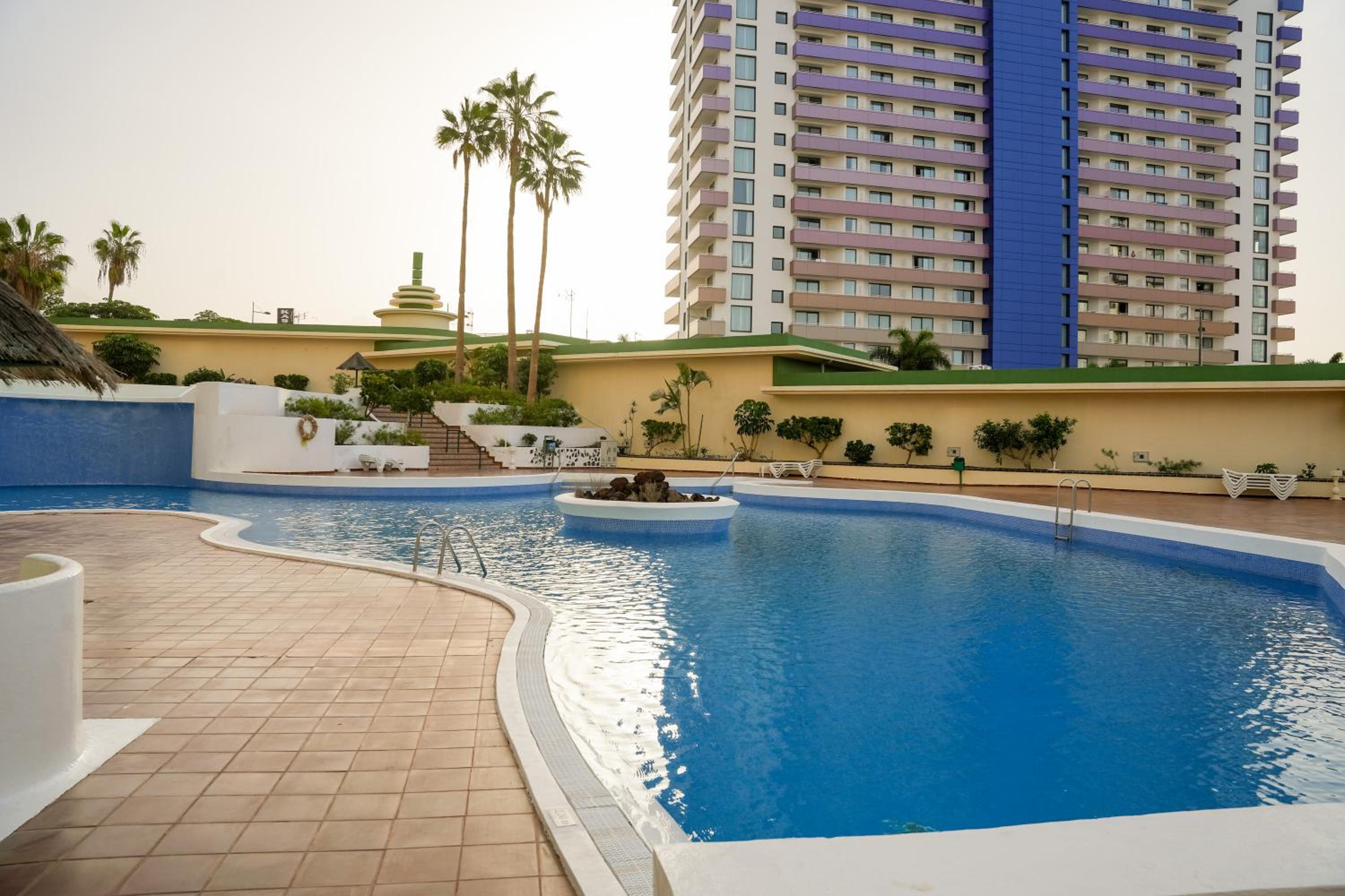Sunny Vibes Apartment with Pool & Ocean Views