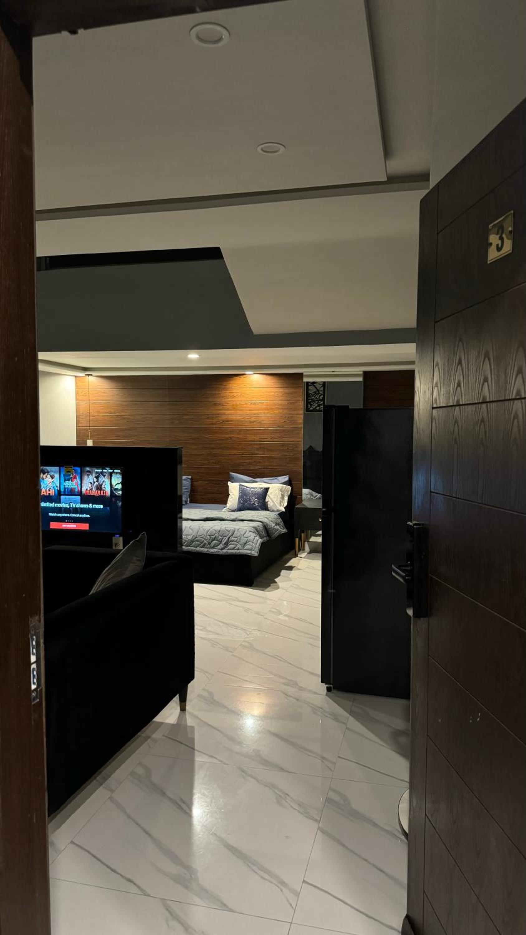 Luxury Studio Apt - City Central - Bahria Town LHR view 2