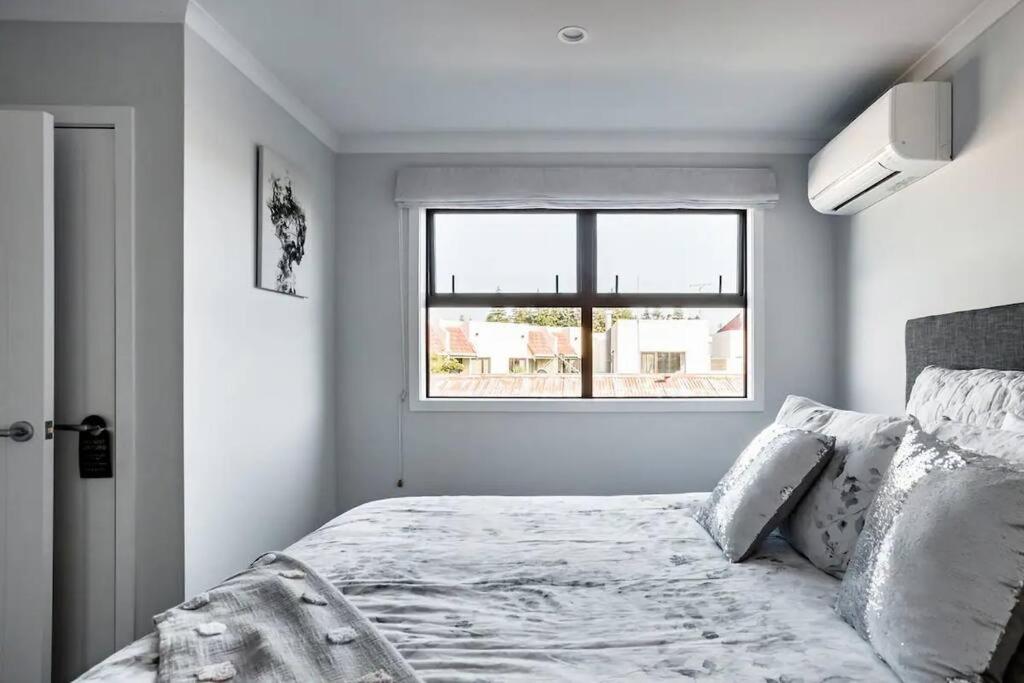 Contemporary Townhouse in Central Hamilton