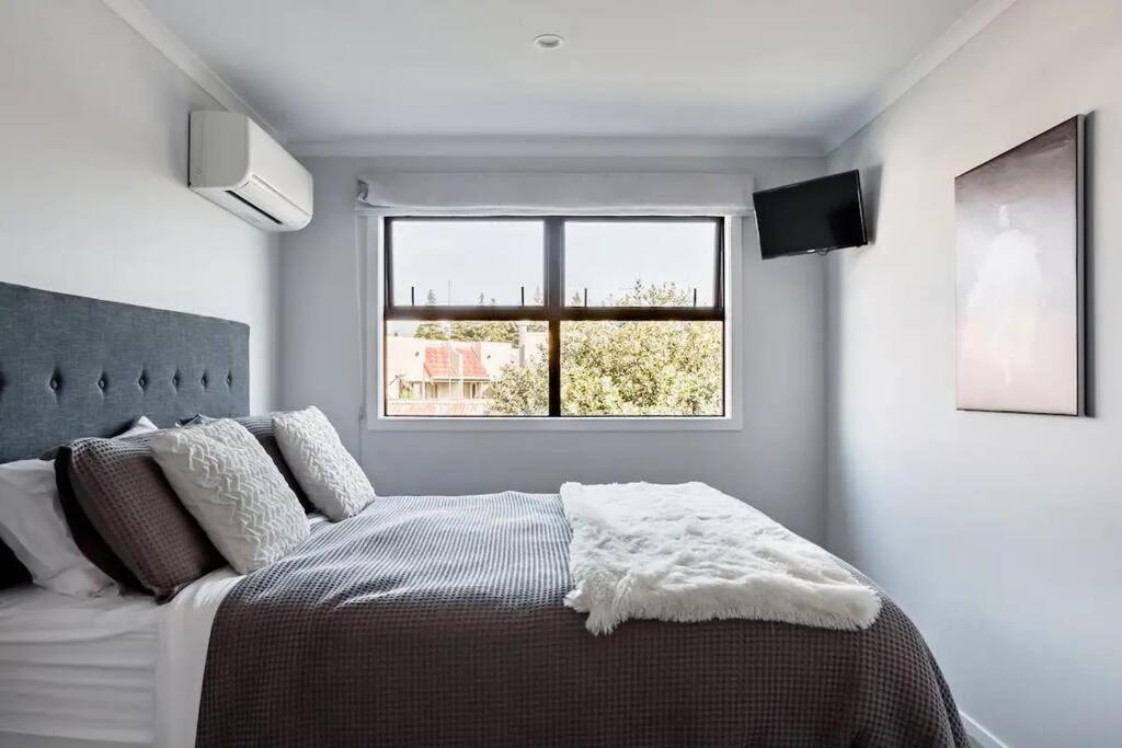 Contemporary Townhouse in Central Hamilton