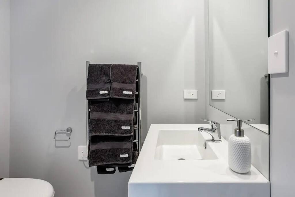 Contemporary Townhouse in Central Hamilton