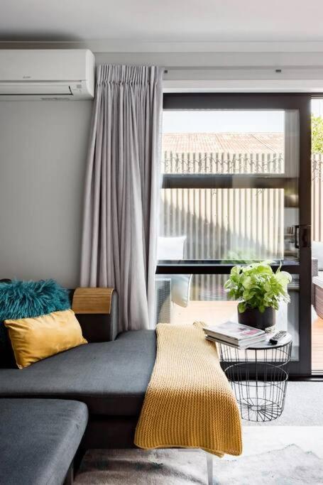 Contemporary Townhouse in Central Hamilton