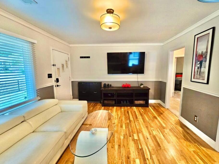 Midtown Gem: Walk to Attractions-Sleeps 8 view 3