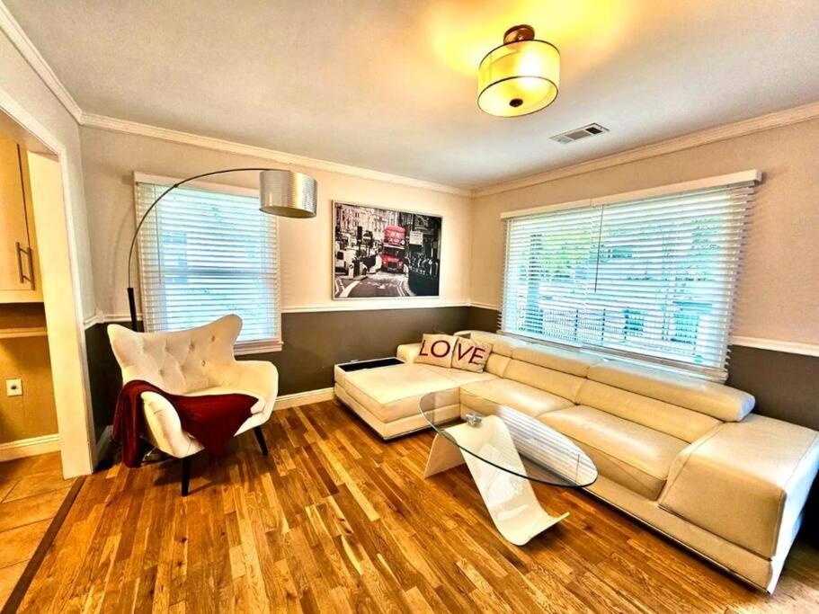 Midtown Gem: Walk to Attractions-Sleeps 8 view 4