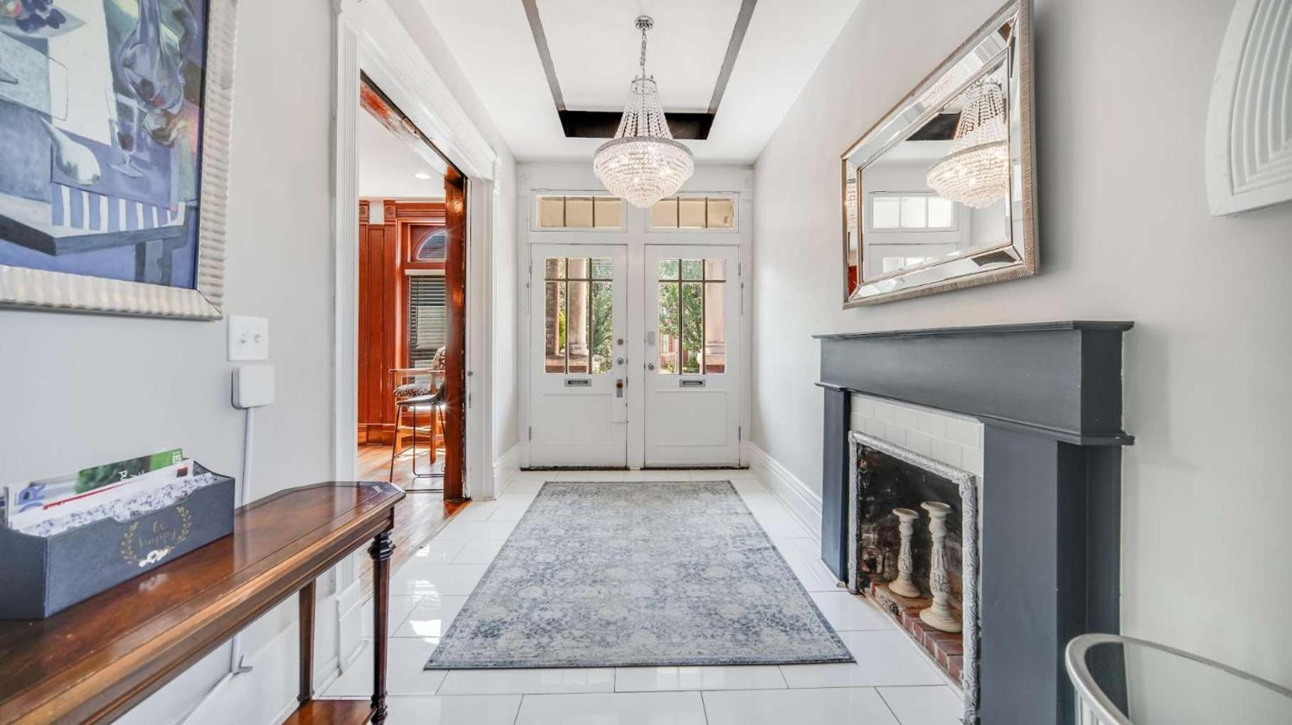Historic 3-BR Downtown Bourbon Getaway