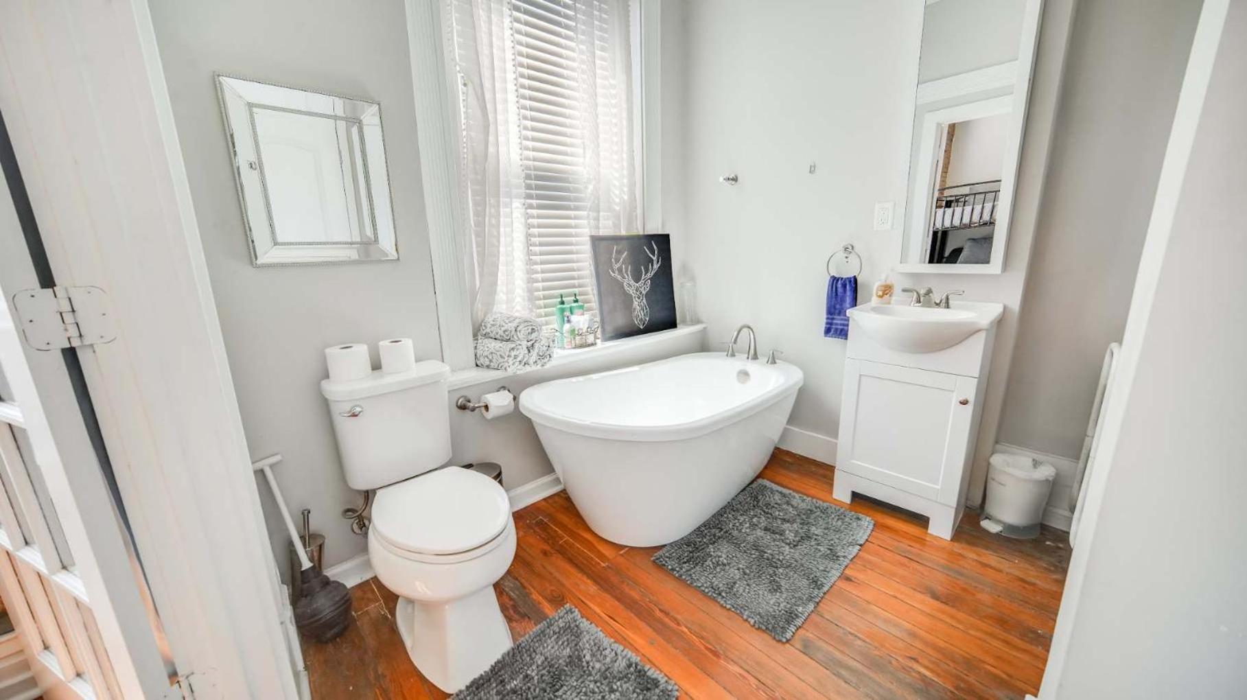 Historic 3-BR Downtown Bourbon Getaway
