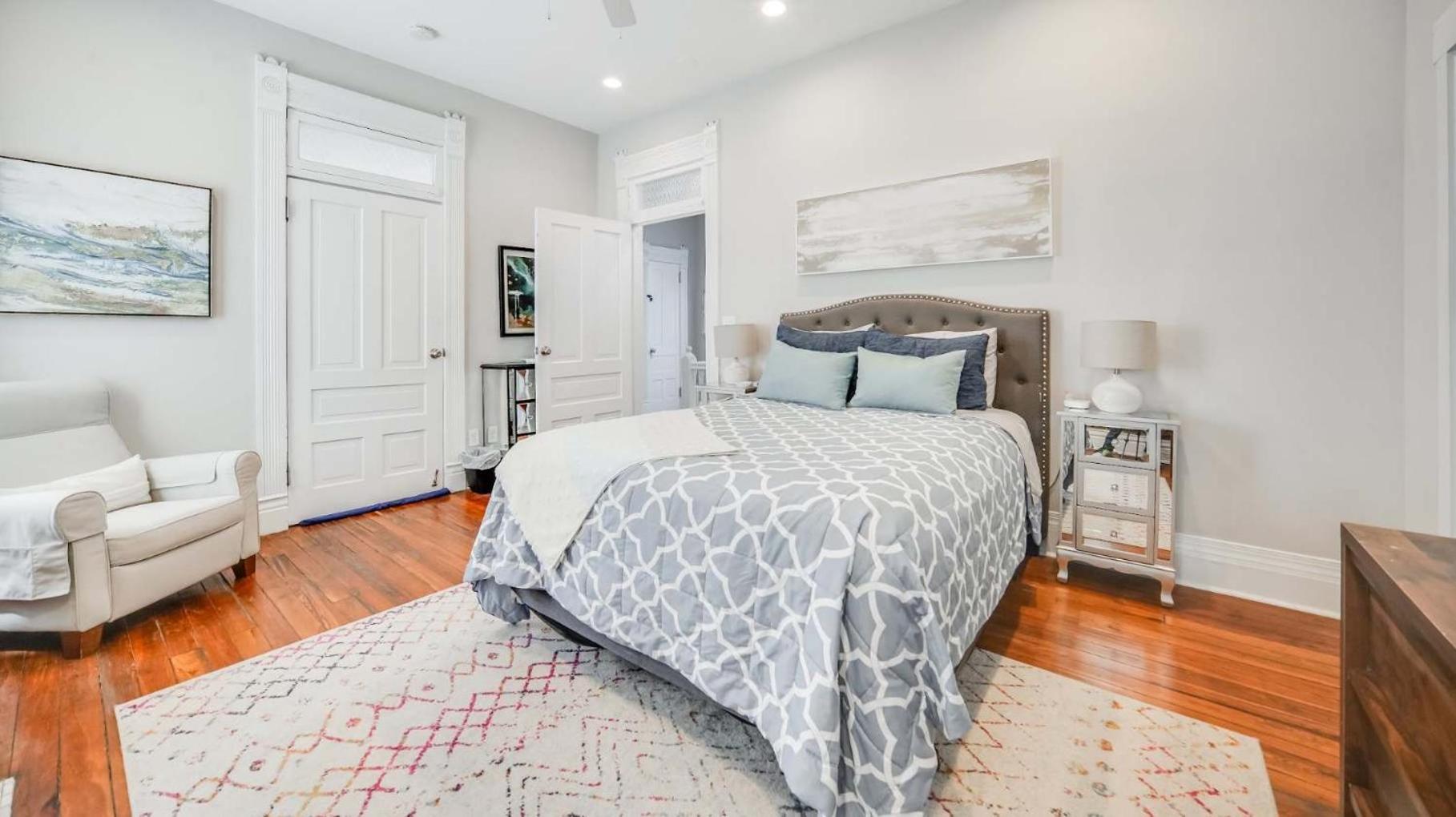 Historic 3-BR Downtown Bourbon Getaway