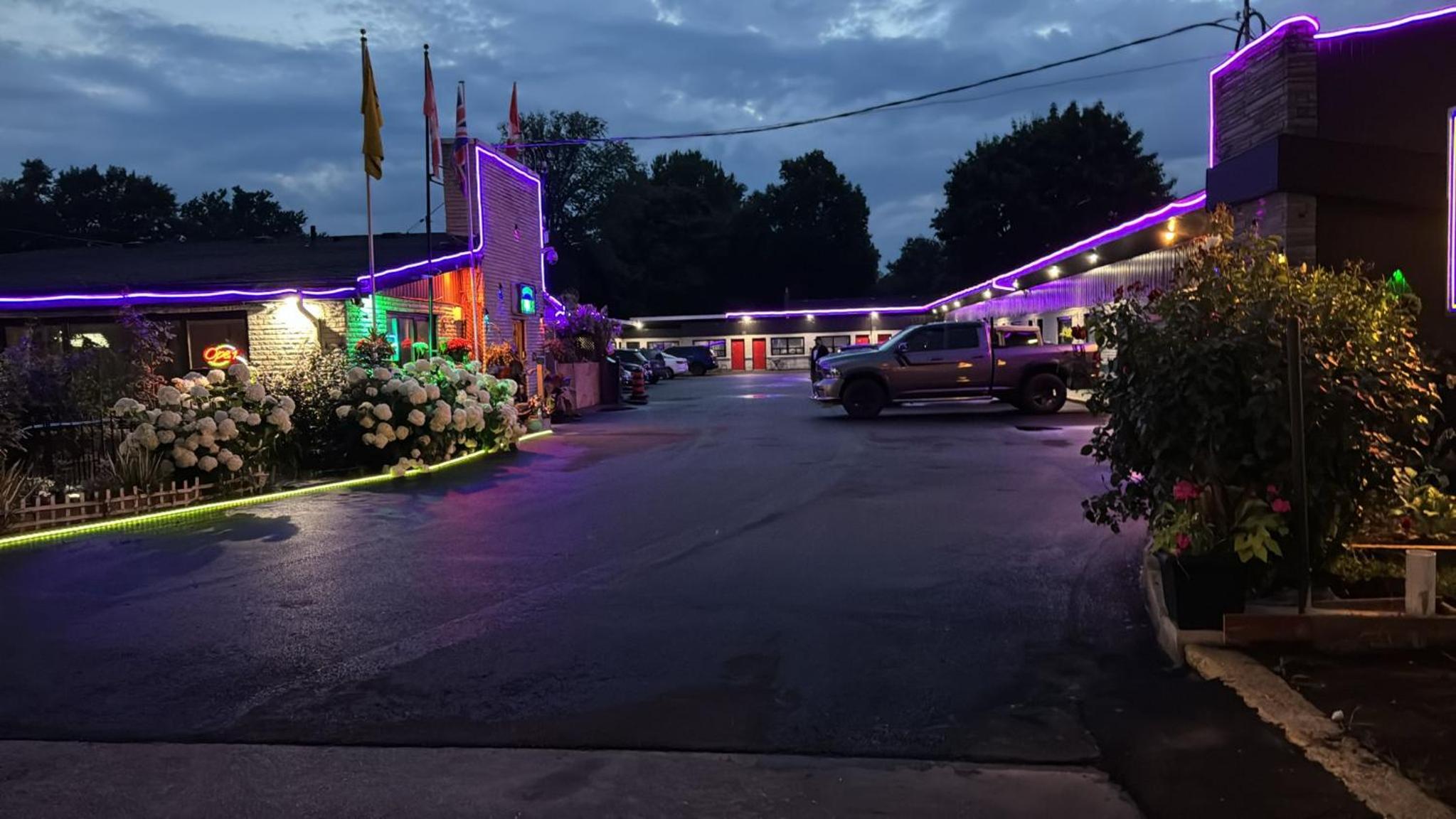 Crestwood Motel