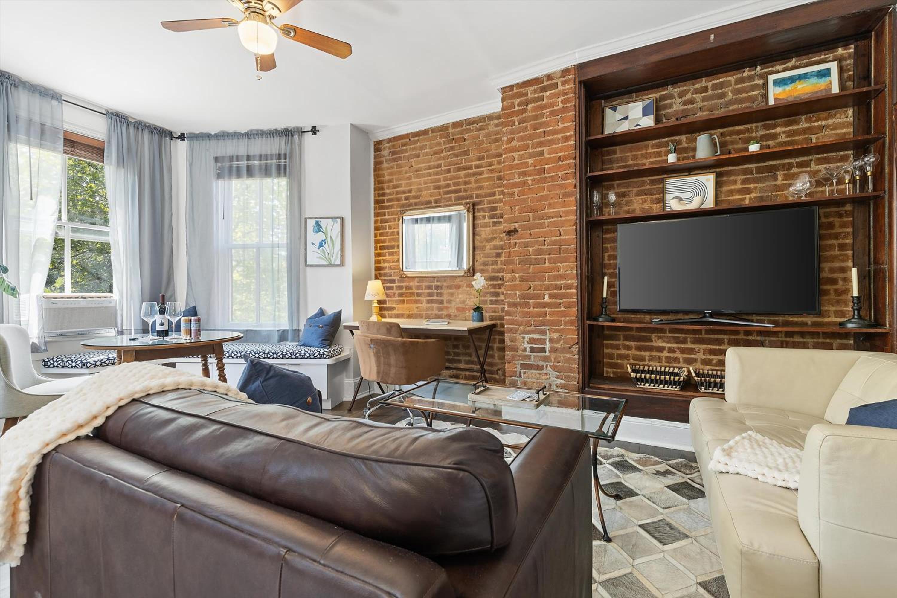 Beautiful 1-BR Flat Nestled Between Dupont & Logan photo 5