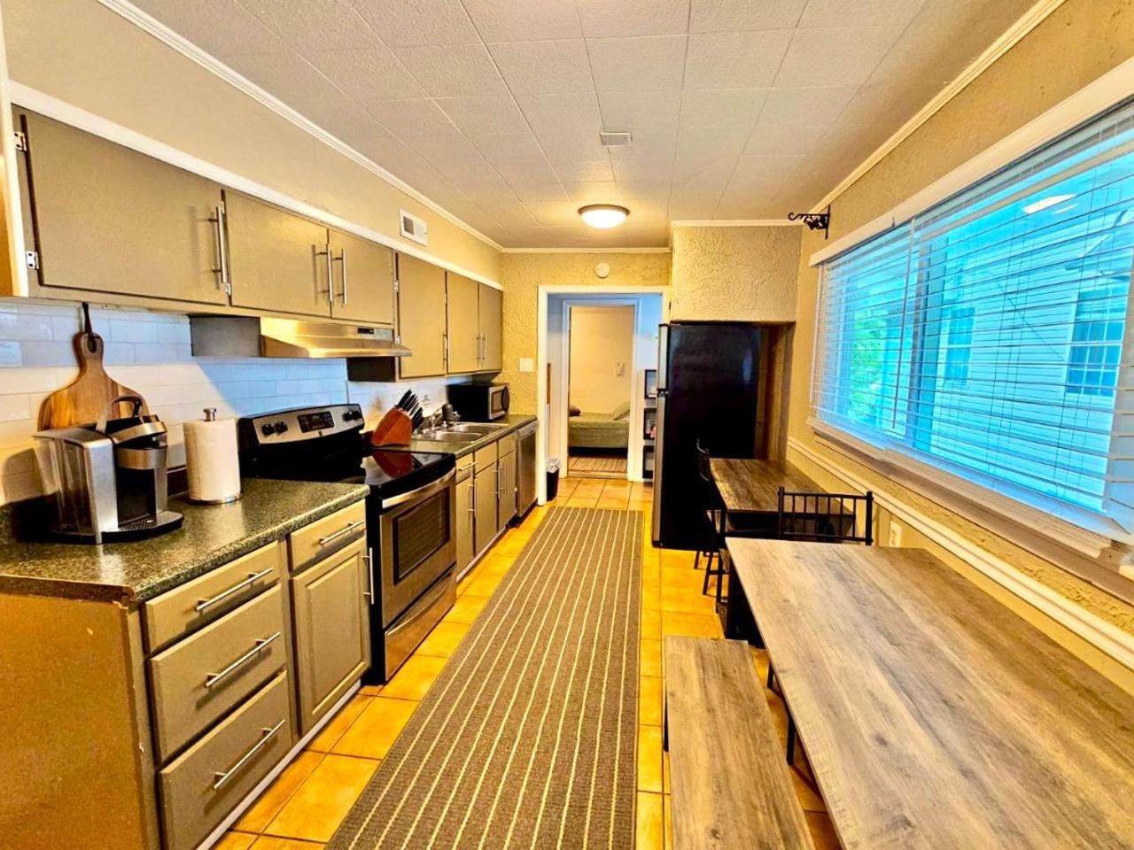 Midtown Gem: Walk to Attractions-Sleeps 8 view 5