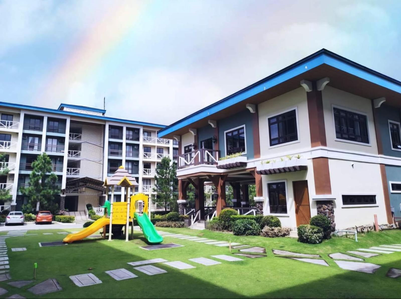 15 minutes away from Skyranch & Starbucks Hiraya-Amaria Place With Netflix view 4
