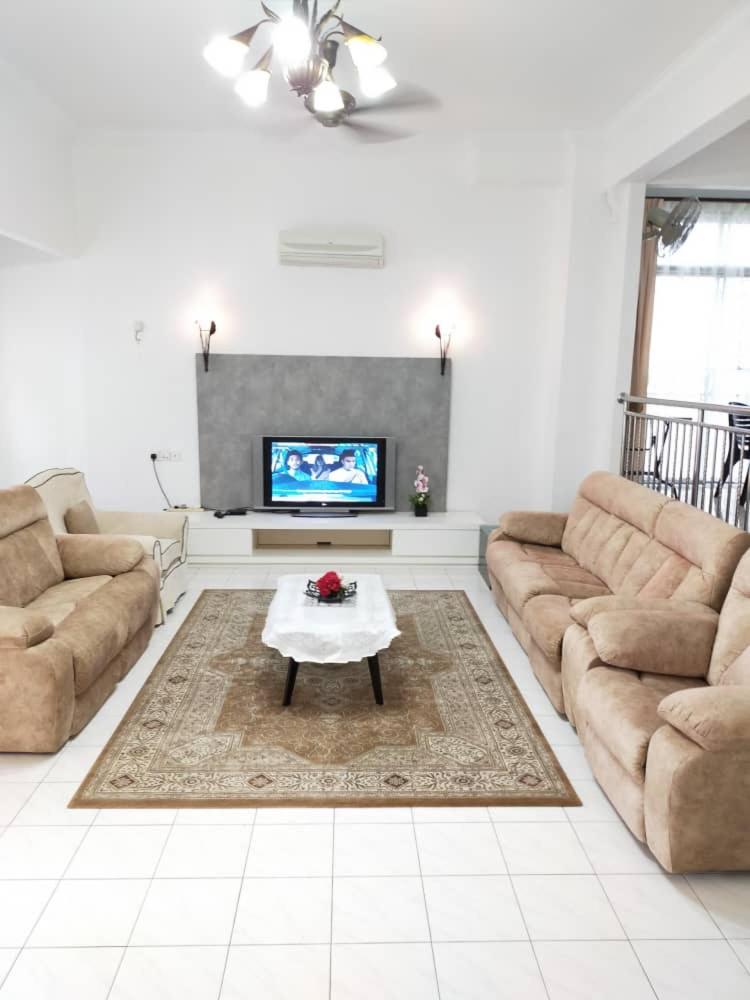 5-BEDROOM FERRINGHI HOUSE with WIFI , NETFLIX , BBQ SET , 5 MINUTES WALK to BEACH photo 2
