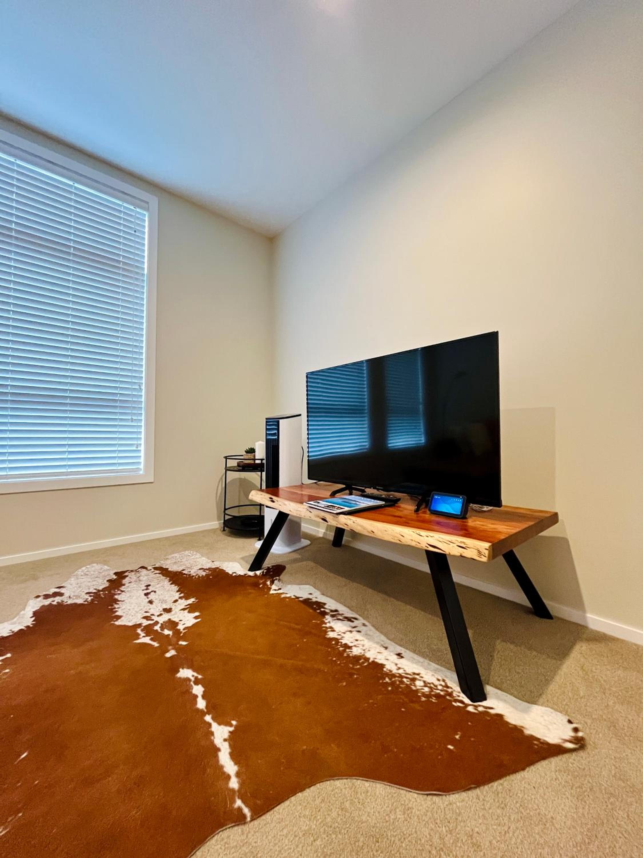 New 4BRs Townhouse, Walk to Shops & Cafes, 5mins to Airport, 30mins to Ski