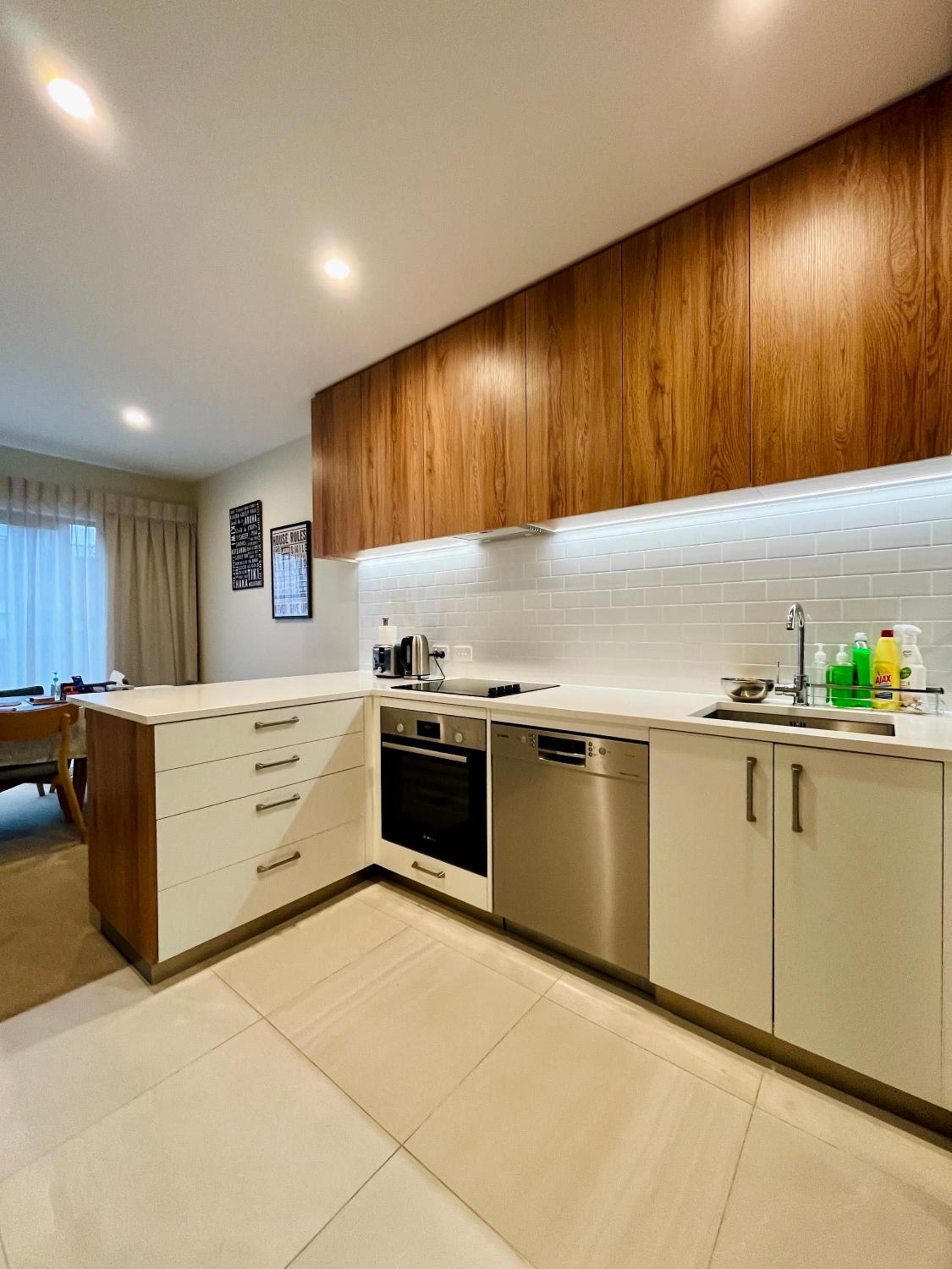 New 4BRs Townhouse, Walk to Shops & Cafes, 5mins to Airport, 30mins to Ski