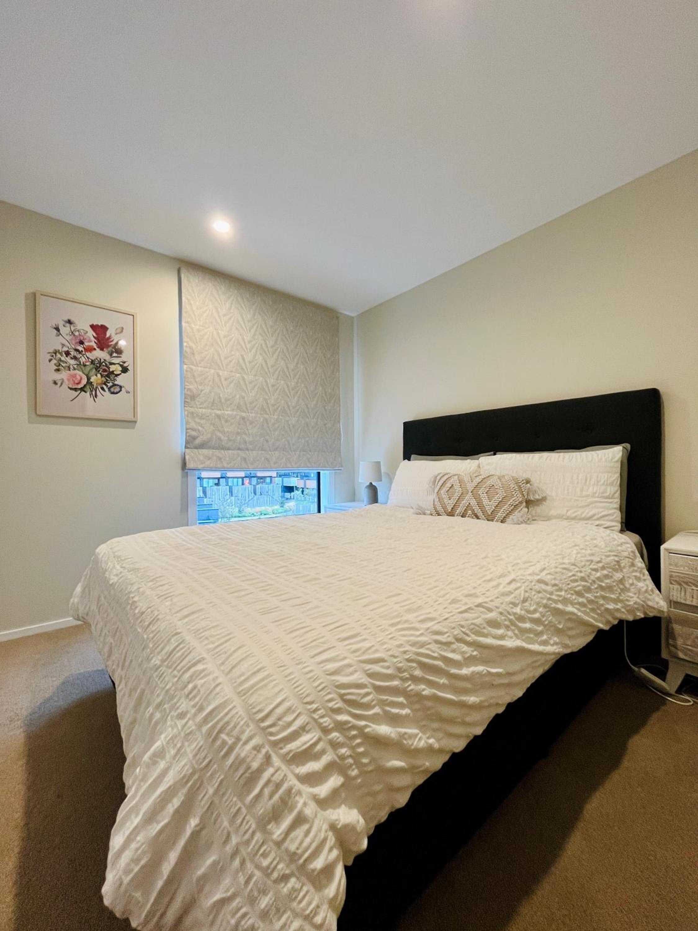 New 4BRs Townhouse, Walk to Shops & Cafes, 5mins to Airport, 30mins to Ski