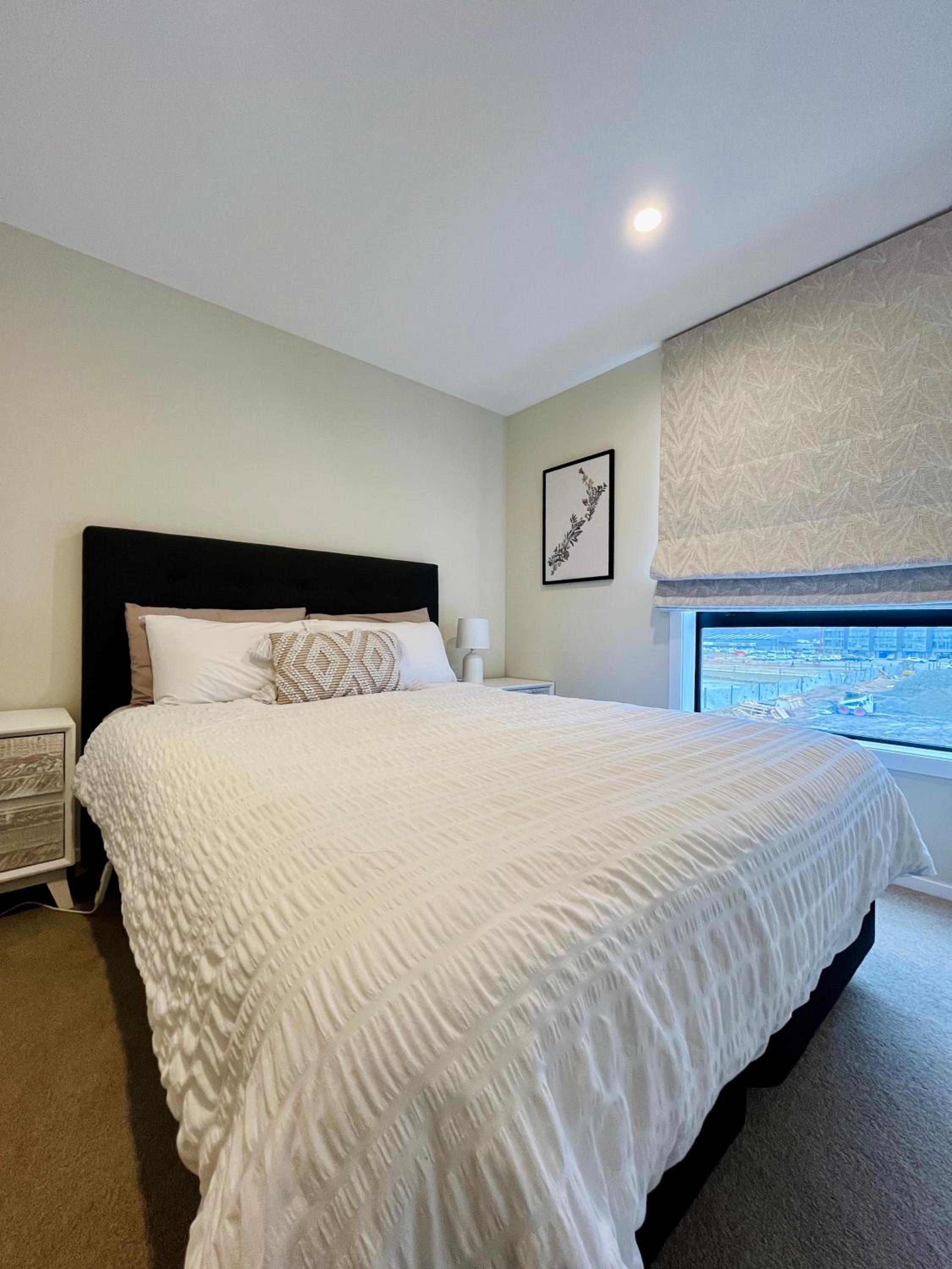 New 4BRs Townhouse, Walk to Shops & Cafes, 5mins to Airport, 30mins to Ski