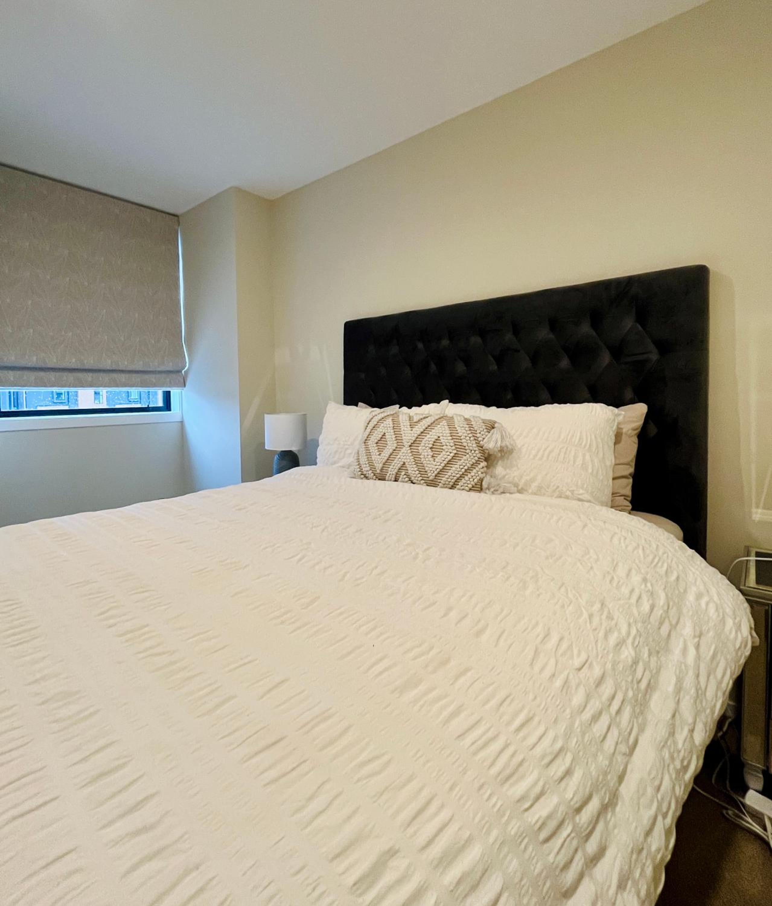 New 4BRs Townhouse, Walk to Shops & Cafes, 5mins to Airport, 30mins to Ski