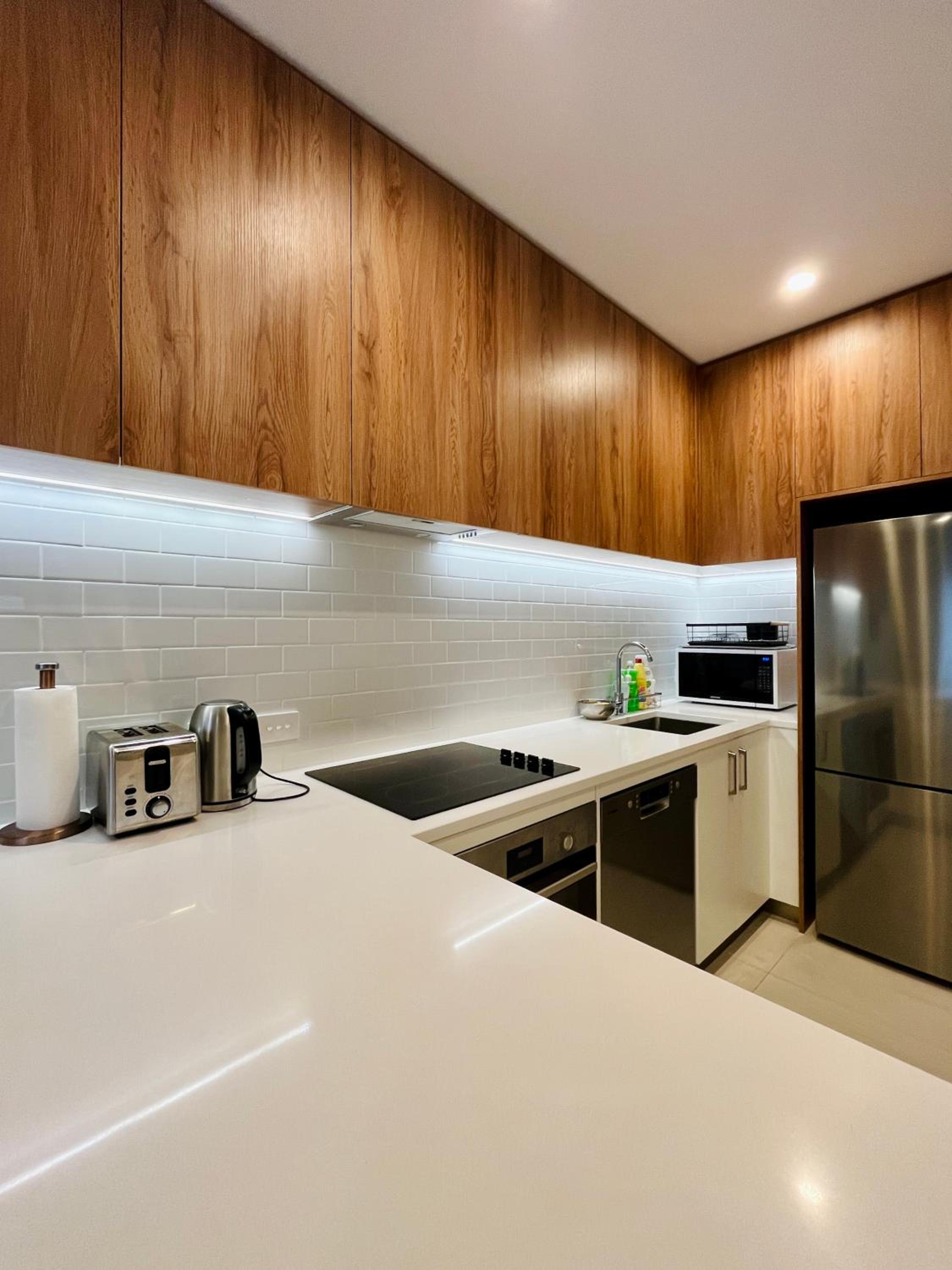 New 4BRs Townhouse, Walk to Shops & Cafes, 5mins to Airport, 30mins to Ski