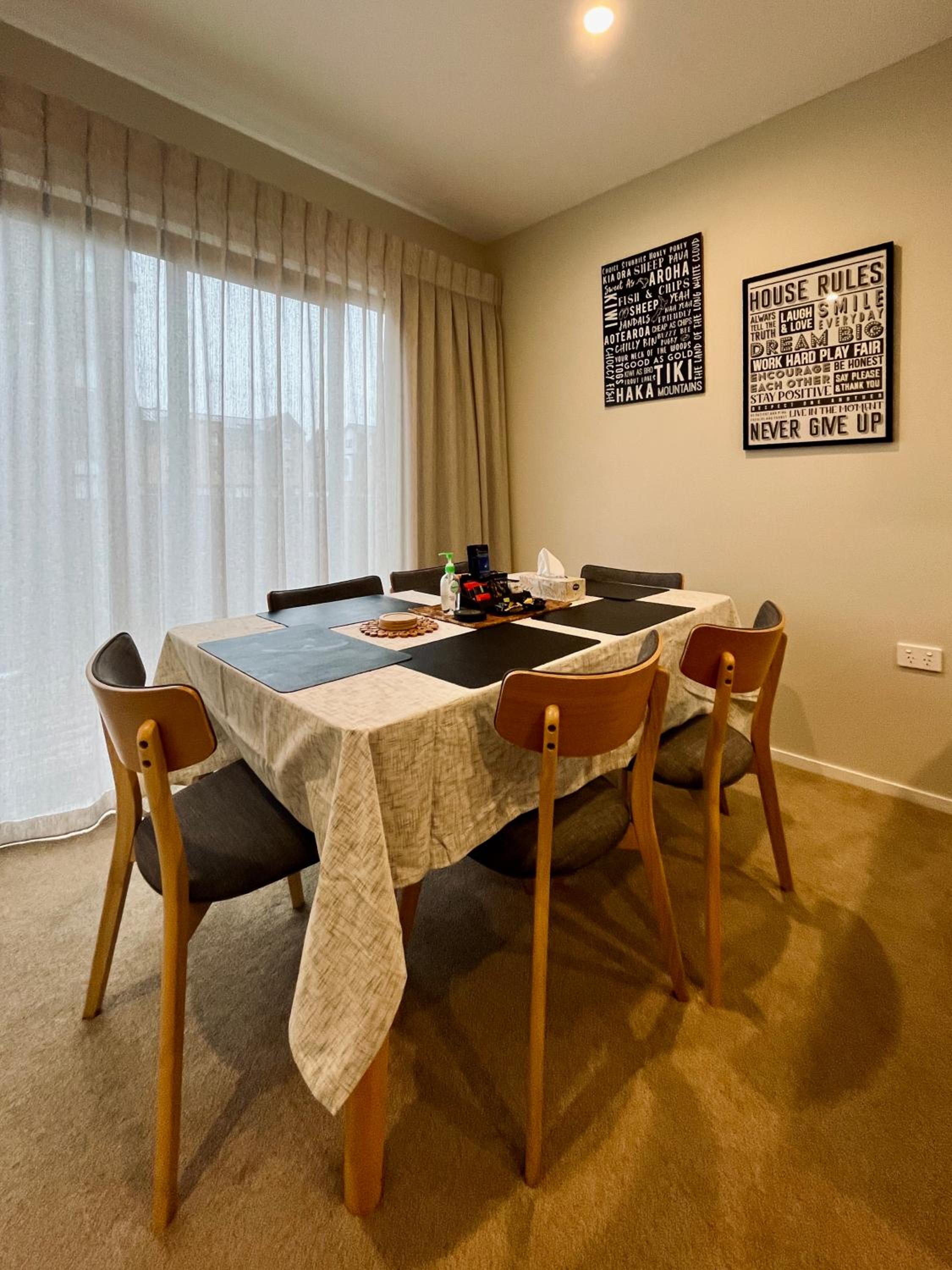New 4BRs Townhouse, Walk to Shops & Cafes, 5mins to Airport, 30mins to Ski