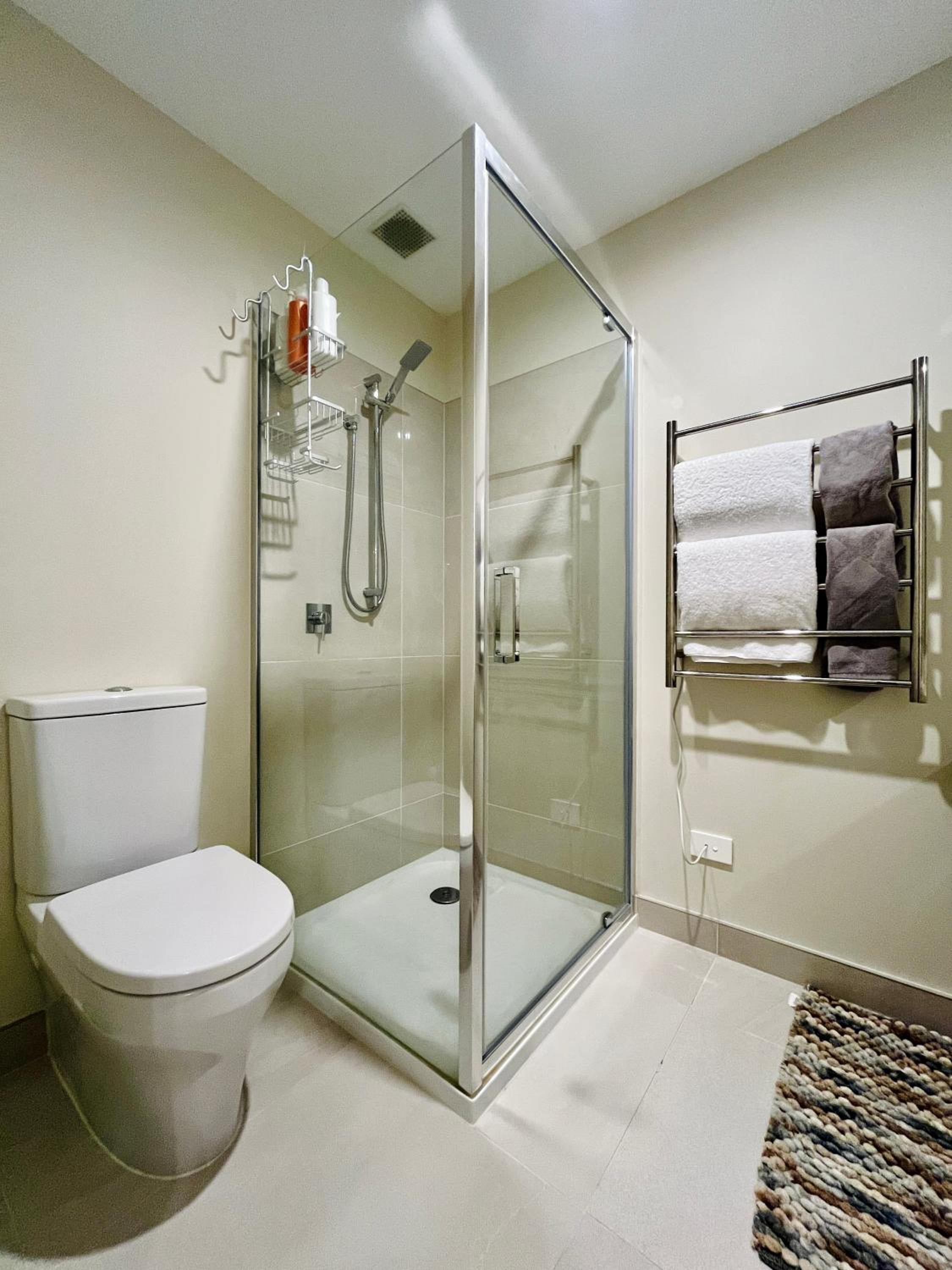 New 4BRs Townhouse, Walk to Shops & Cafes, 5mins to Airport, 30mins to Ski
