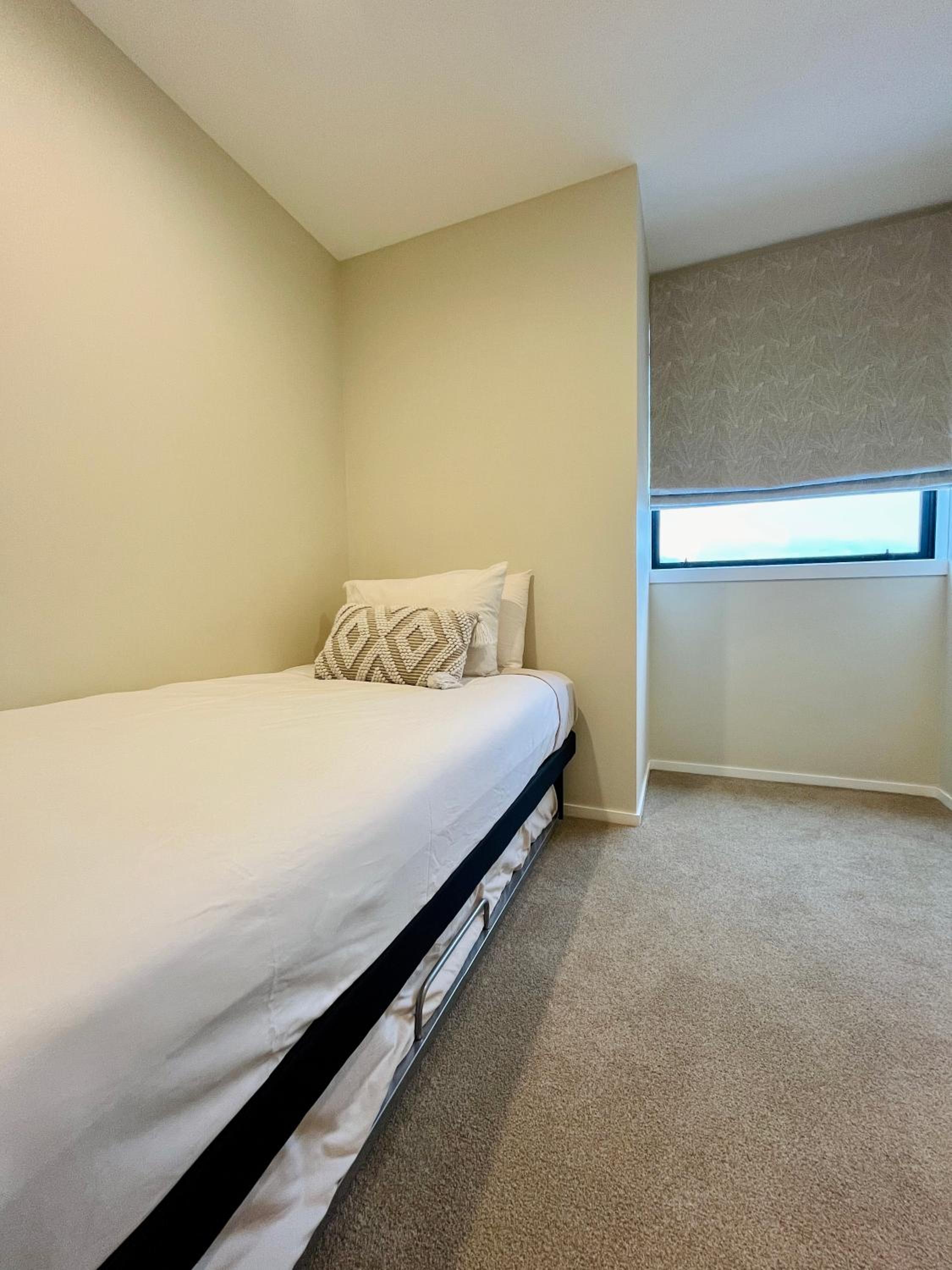 New 4BRs Townhouse, Walk to Shops & Cafes, 5mins to Airport, 30mins to Ski