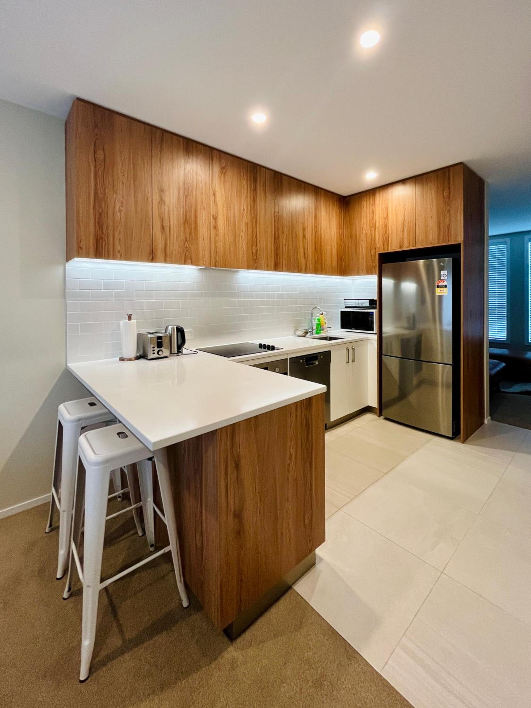 New 4BRs Townhouse, Walk to Shops & Cafes, 5mins to Airport, 30mins to Ski