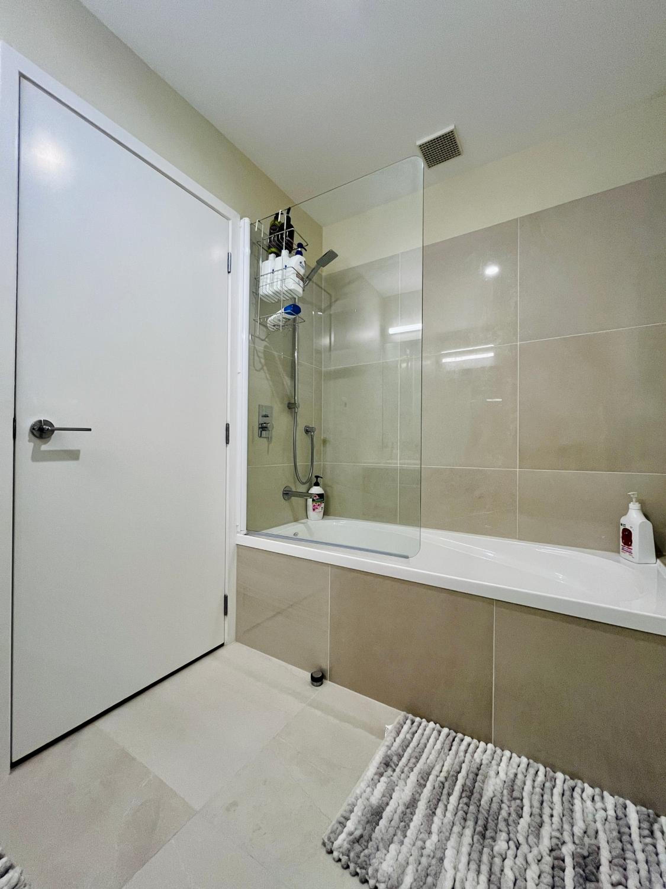 New 4BRs Townhouse, Walk to Shops & Cafes, 5mins to Airport, 30mins to Ski