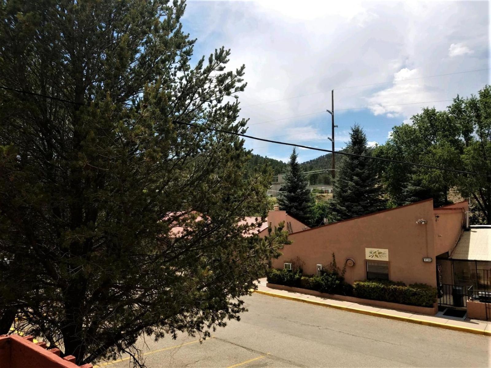 Pinecliff Retreat