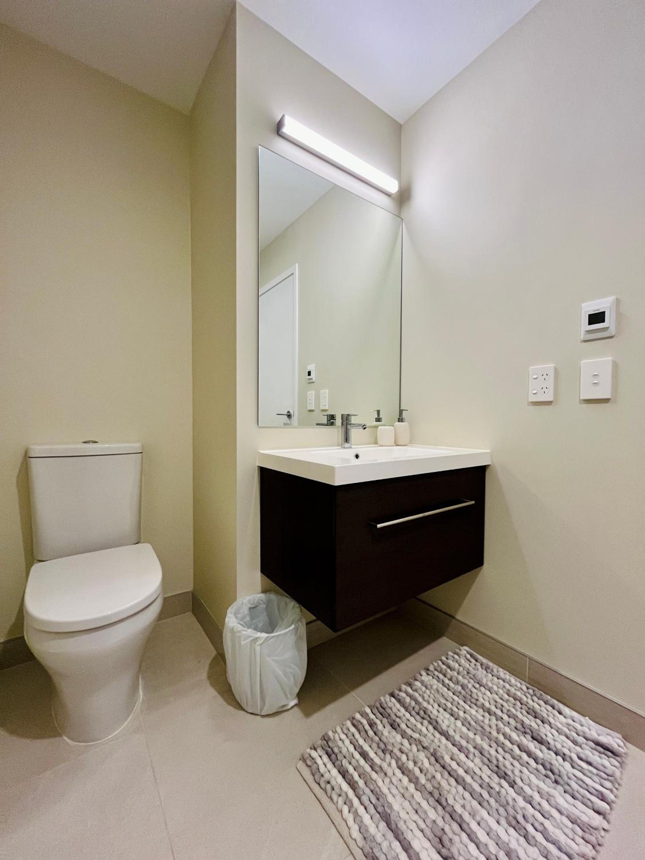 New 4BRs Townhouse, Walk to Shops & Cafes, 5mins to Airport, 30mins to Ski