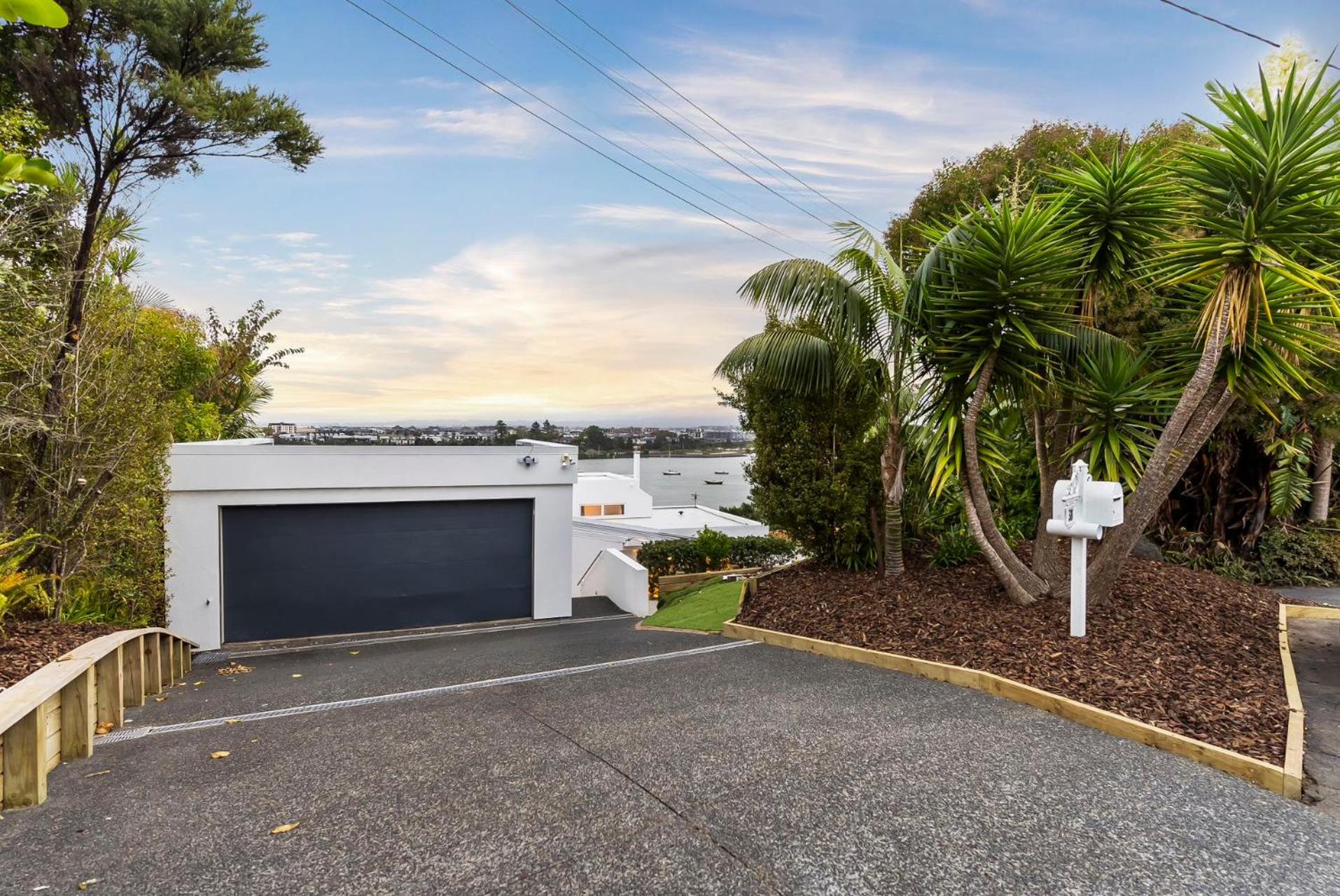 Five-Bedroom Haven in Greenhithe view 5
