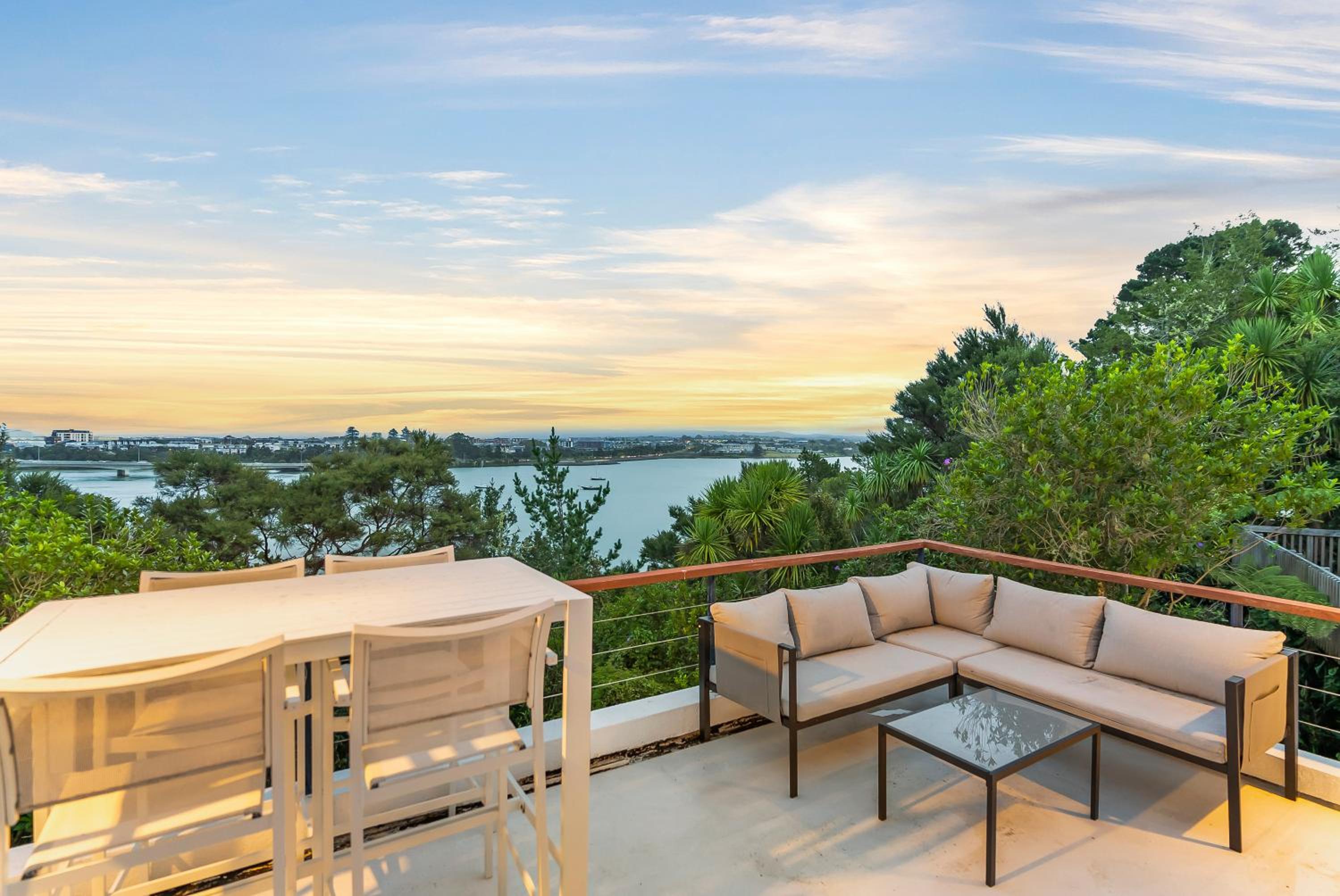 Five-Bedroom Haven in Greenhithe view 4