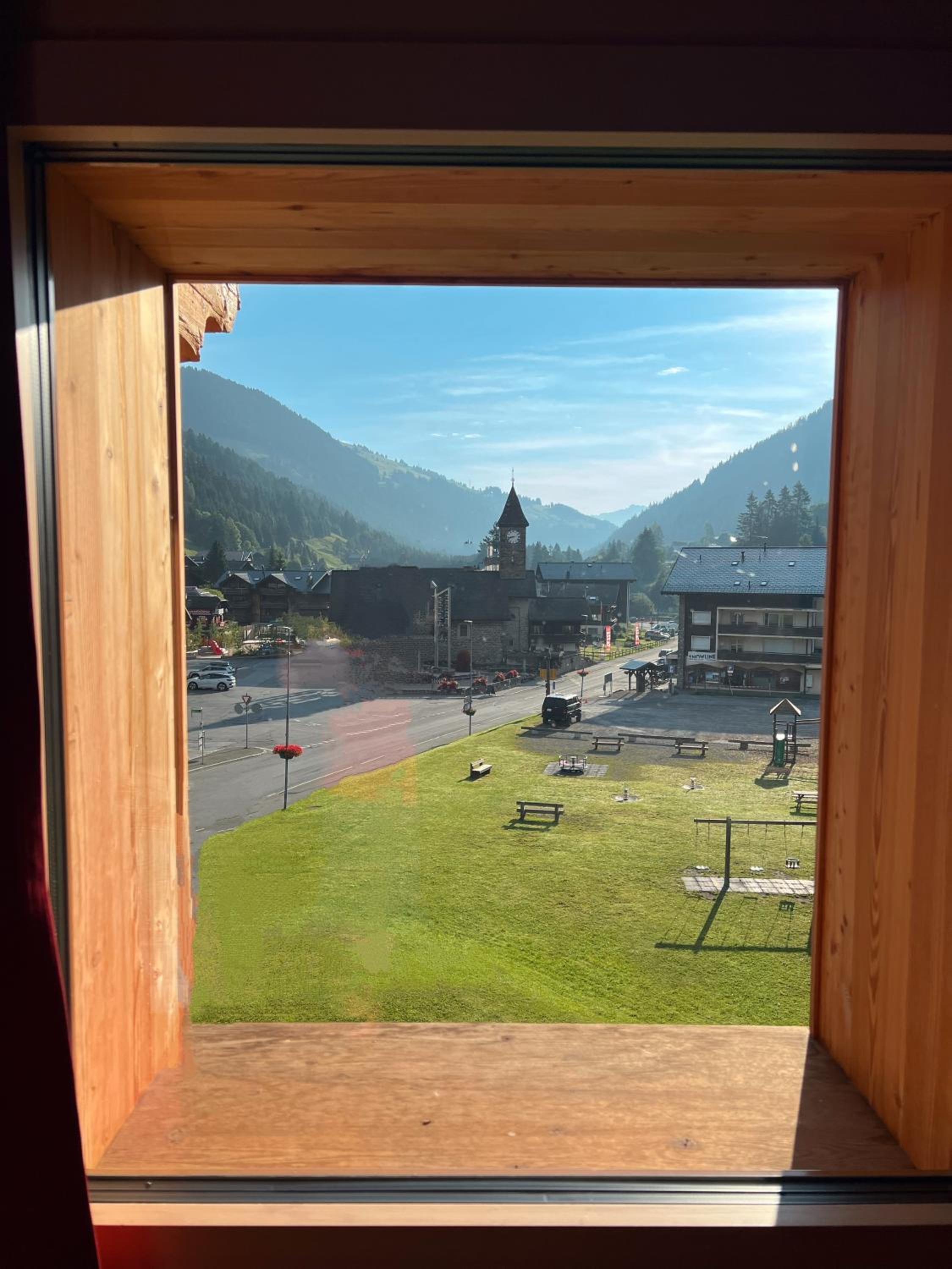 ZE Mountain Lodge, Morgins view 3