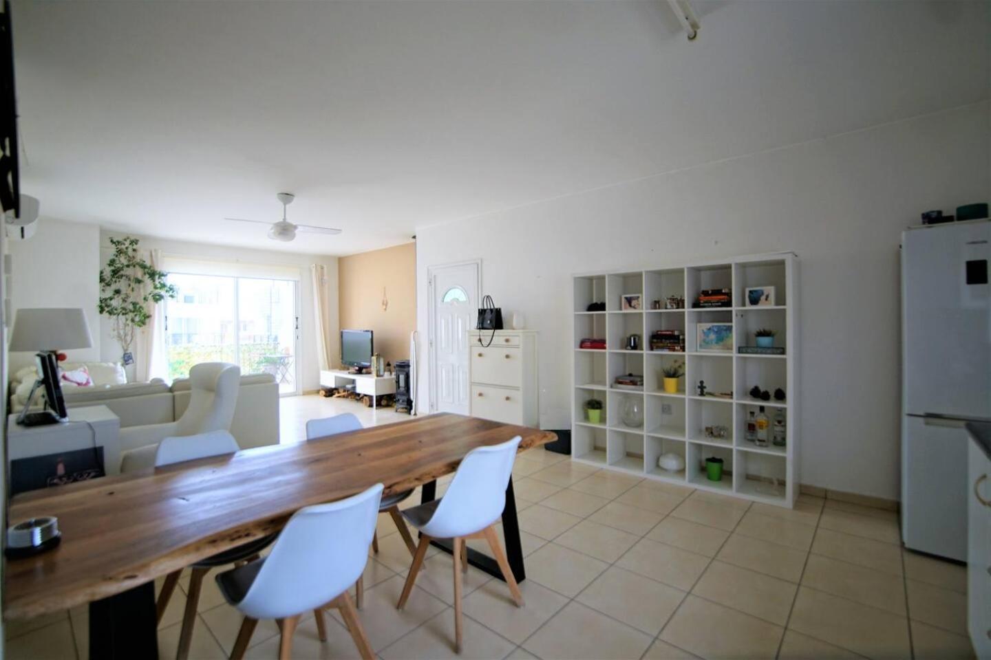 Sunshine spacious apartment view 2