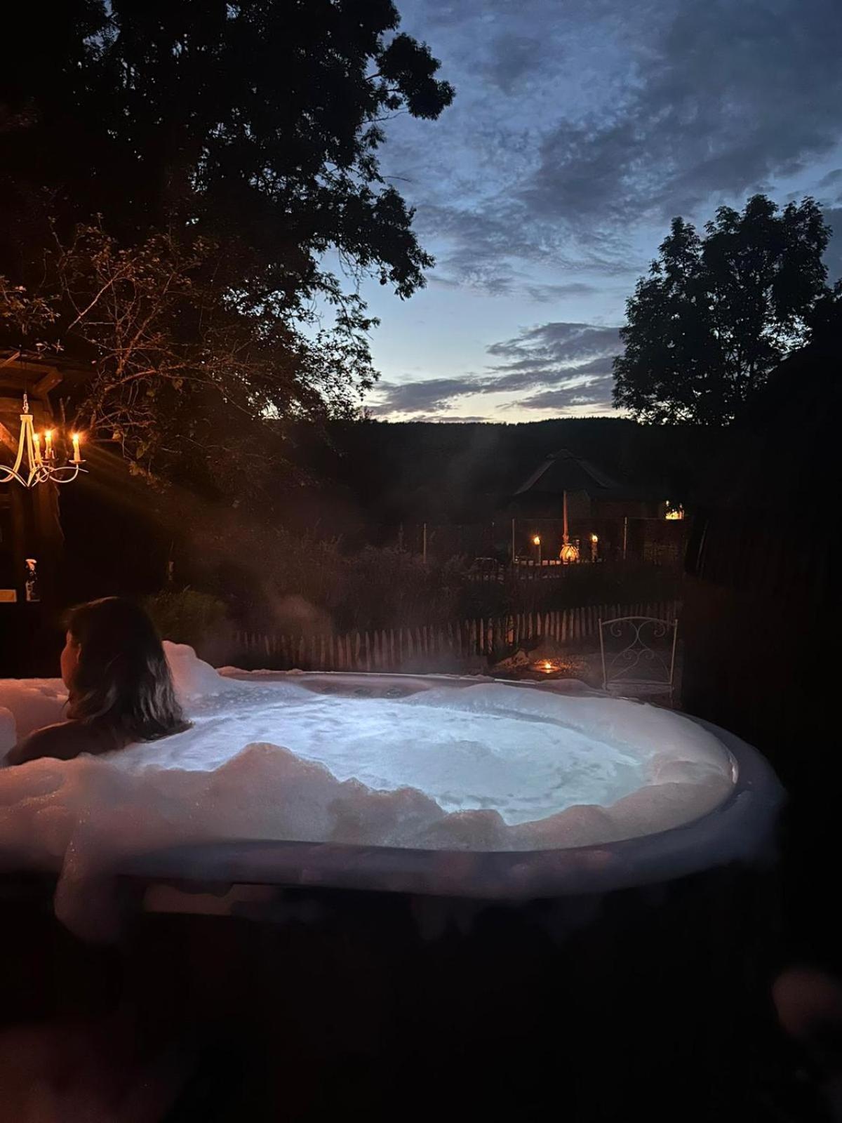 La CABANE LUXUEUSE AVEC JACUZY