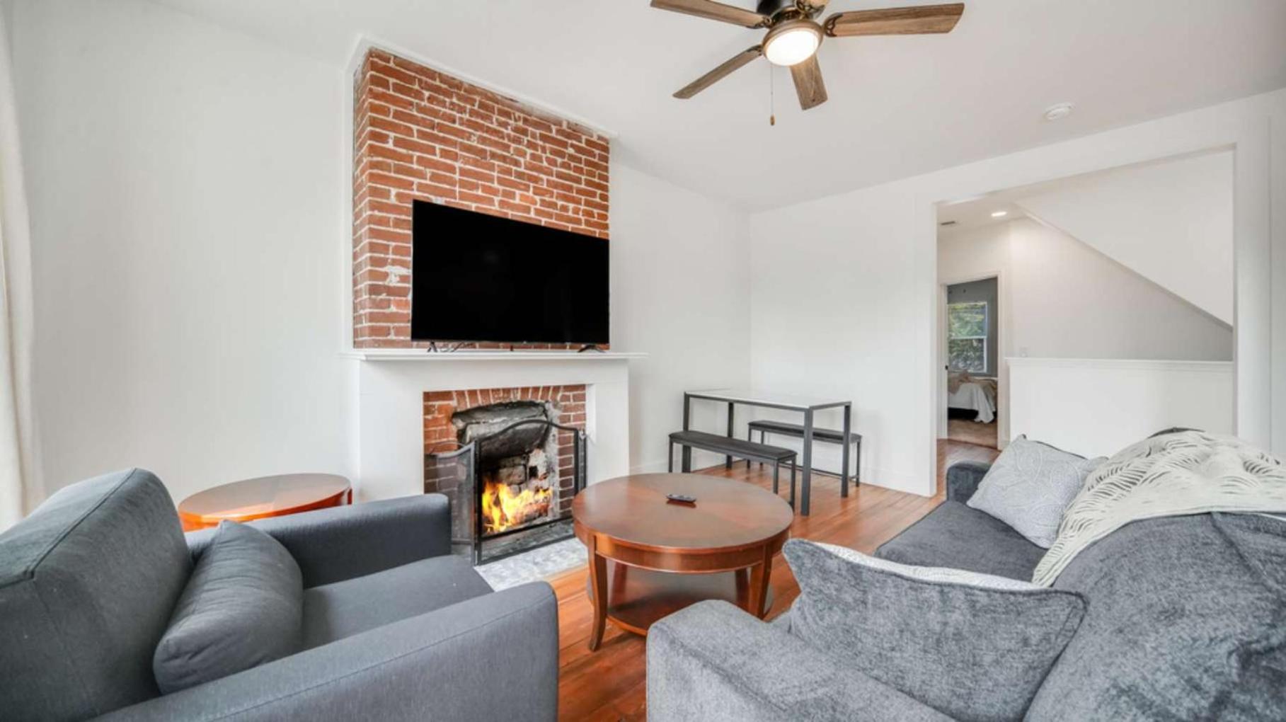 Charming 2nd-Floor Flat 3BR 2BA Free Parking view 2