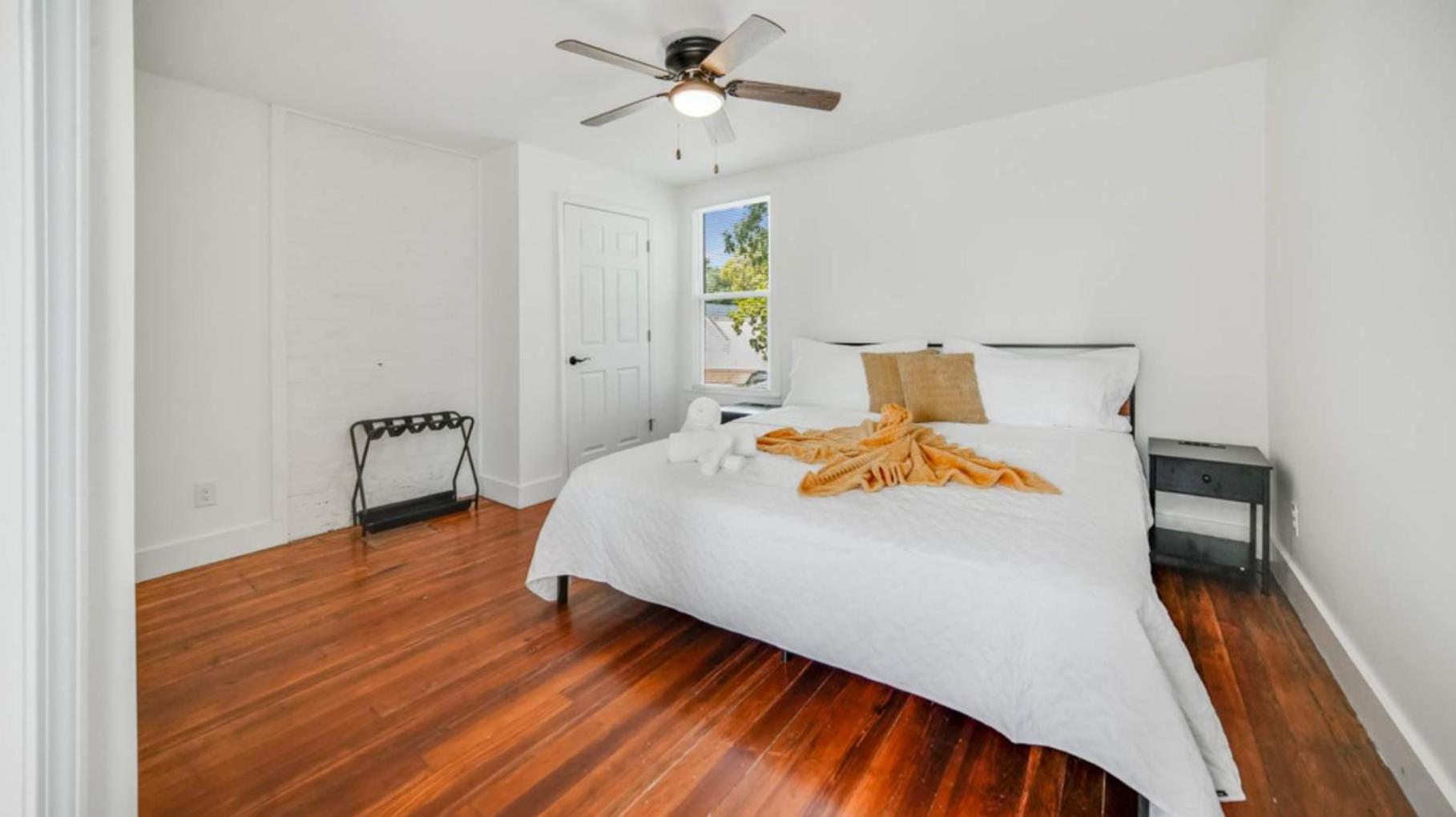 Charming 2nd-Floor Flat 3BR 2BA Free Parking view 3