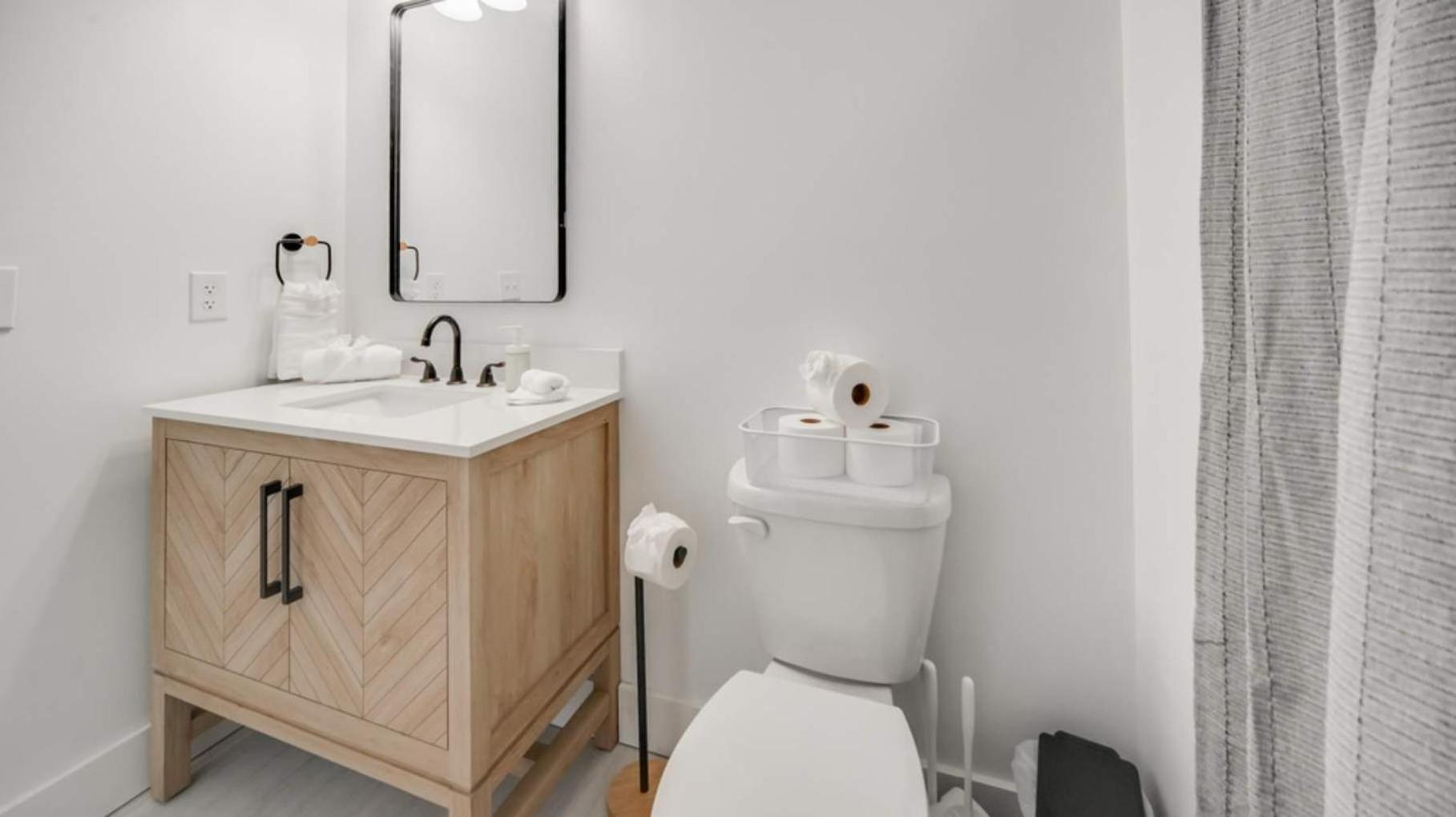 Charming 2nd-Floor Flat 3BR 2BA Free Parking view 5