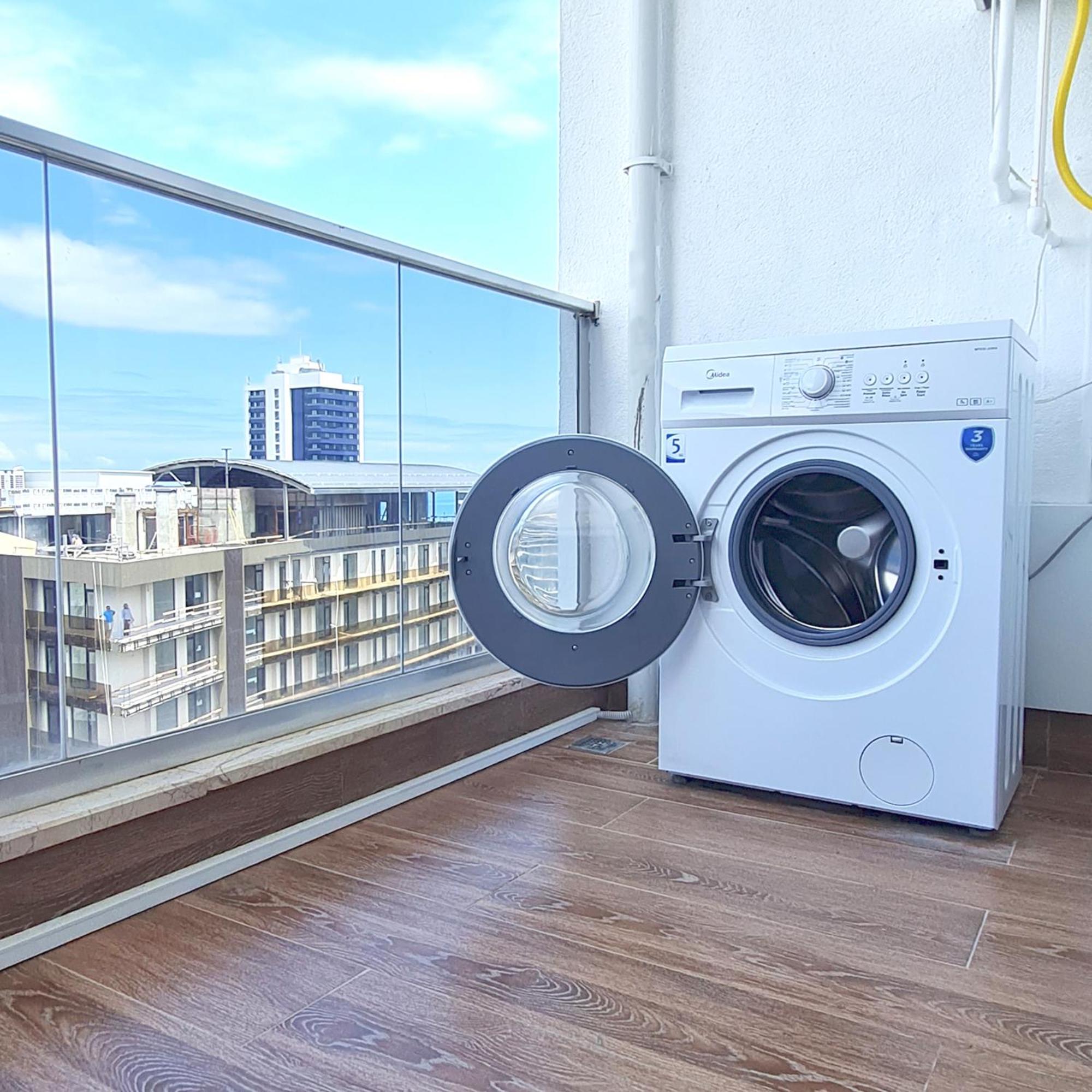 Charming Seaside 2-Room Spacious Apt#8 Washer Wifi Bidet view 3