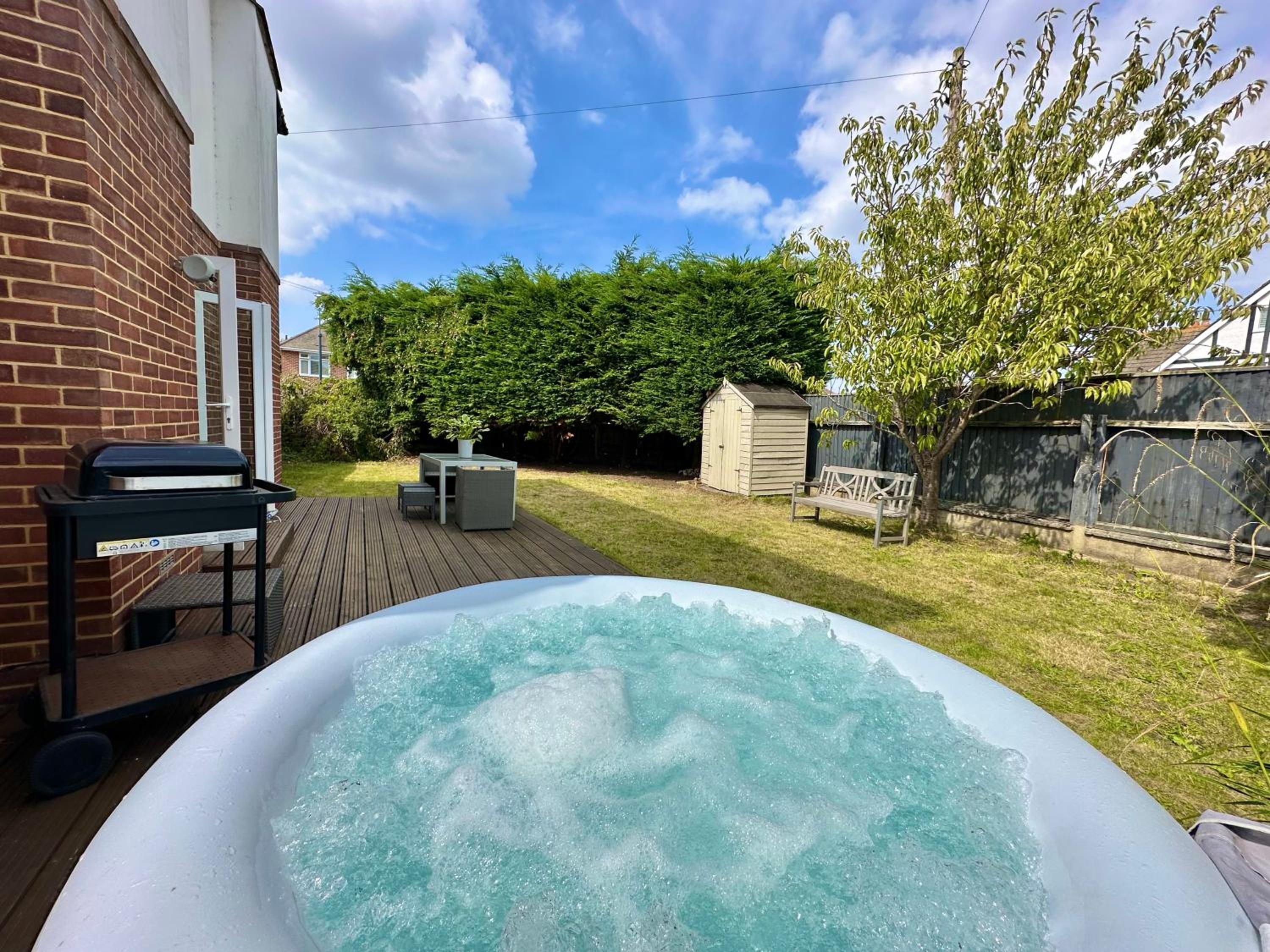 Hotel Three Bed Detached Home - Large Garden - Hot Tub - Free Parking - Close To Beach!