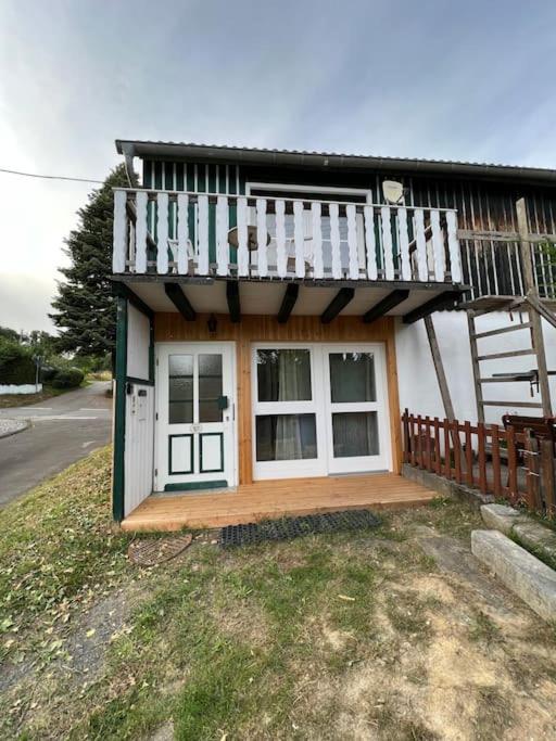 Schöne Unterkunft mit Balkon