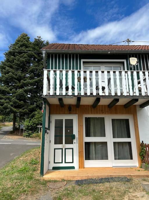 Schöne Unterkunft mit Balkon