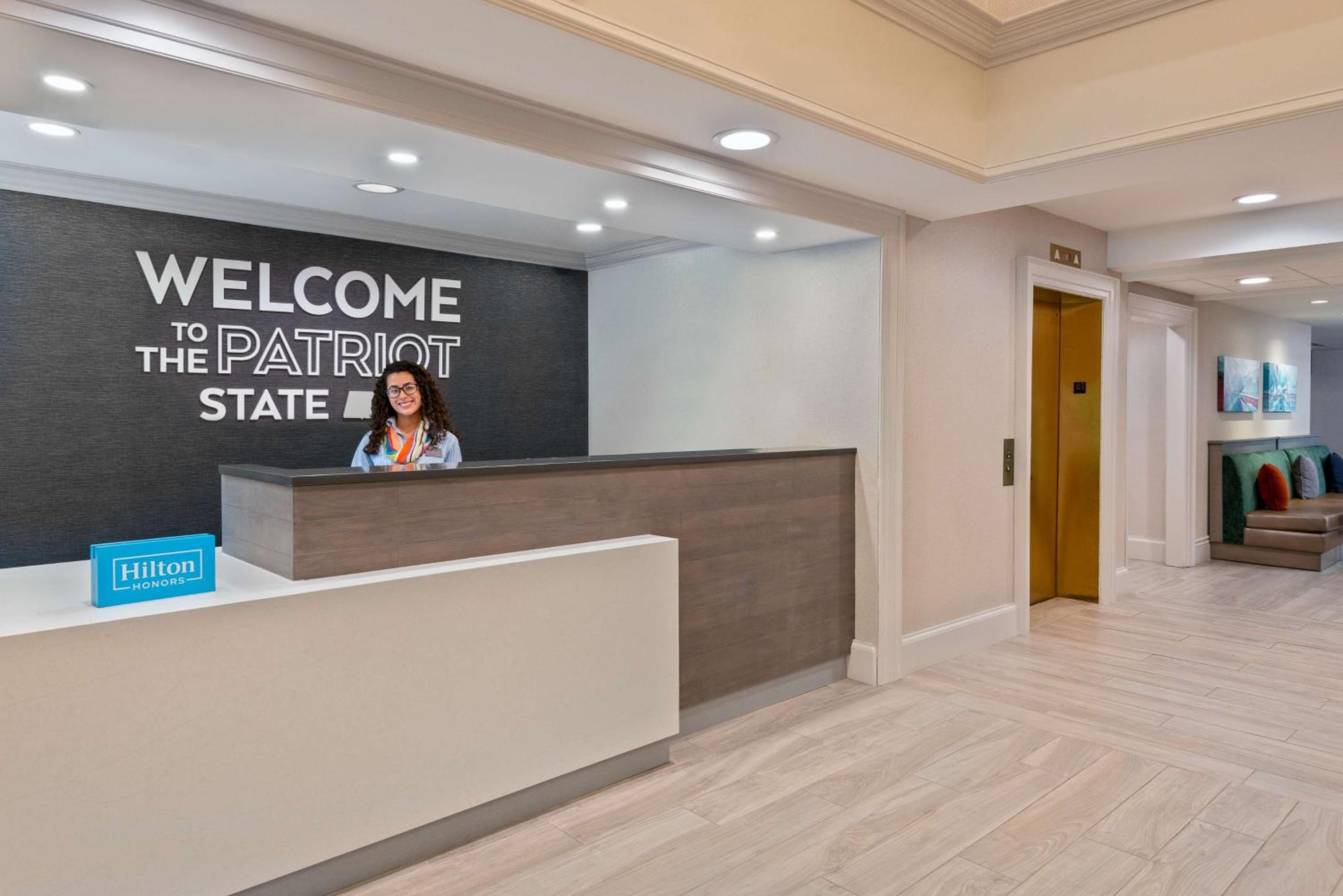 Boston Vacations - Hampton Inn Boston Bedford Burlington - Property Image 3